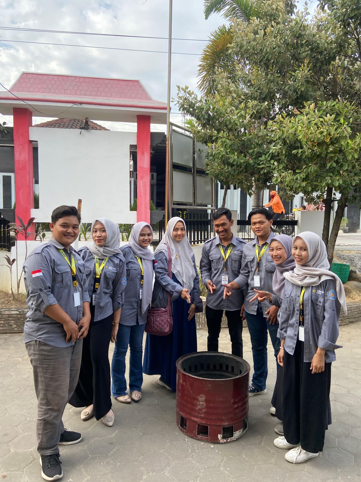 Read more about the article Kelompok 72 KKN MAs Desa Mranggen Lakukan Uji Coba Program Alat Minimisasi Sampah dan Asap (PAMSA)