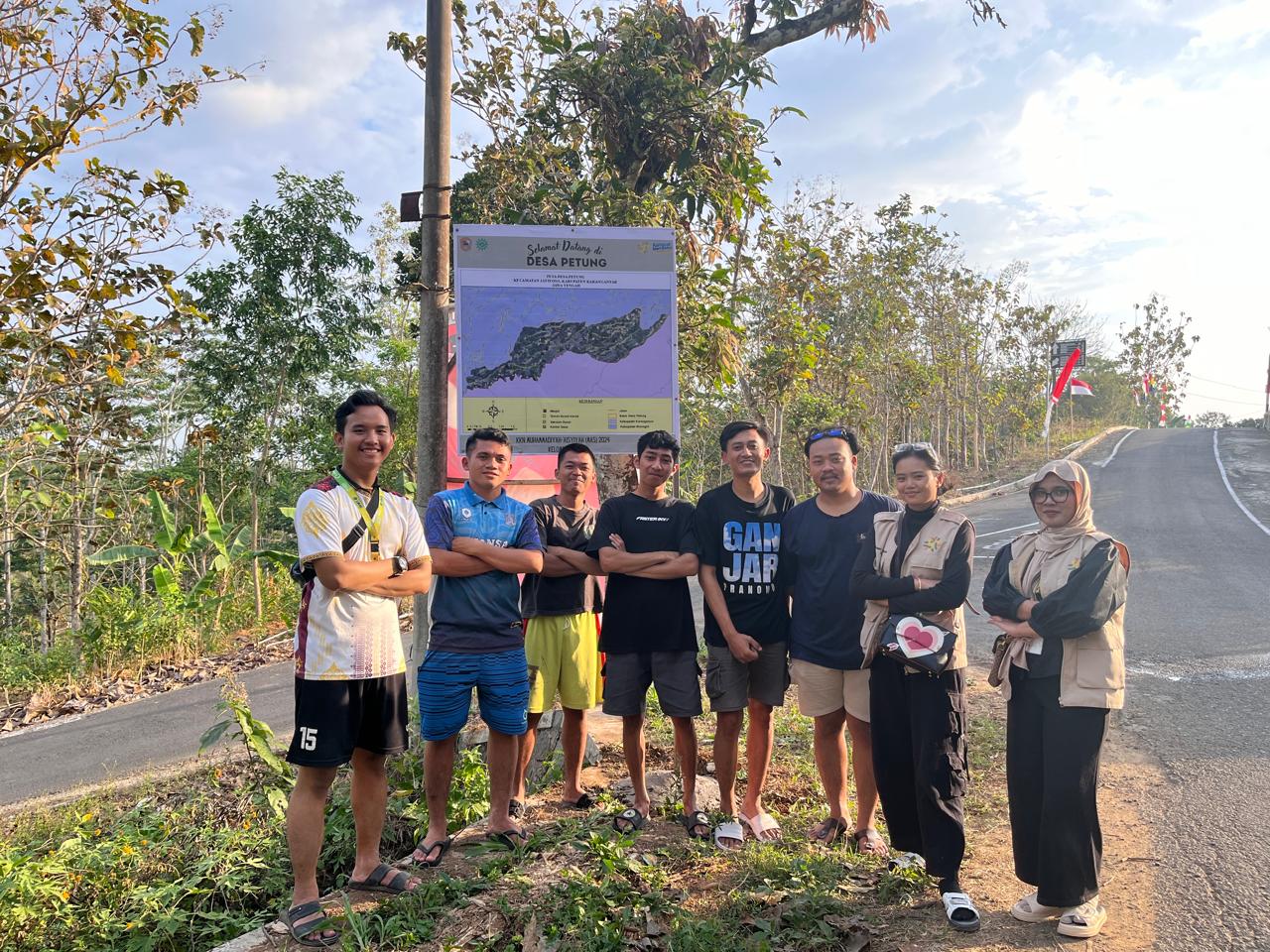 Read more about the article Mahasiswa KKN MAs 2024 Kelompok 92 Sukses Buat Papan Peta Desa Petung