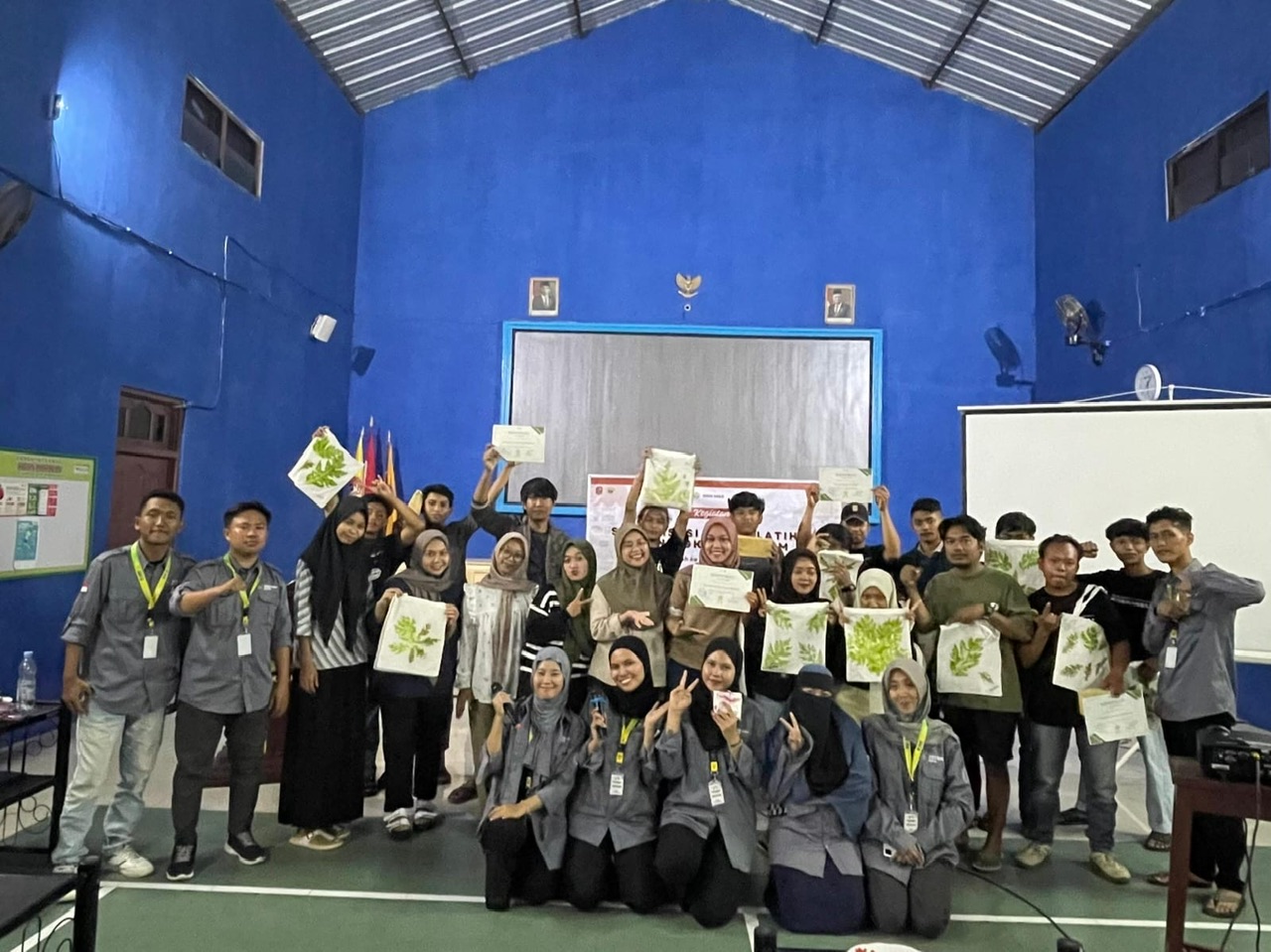 Read more about the article Sosialisasi Mahasiswa KKN MAs Kelompok 115 Dorong UMKM Desa Bakalan Lewat Pelatihan Ecoprint Totbag