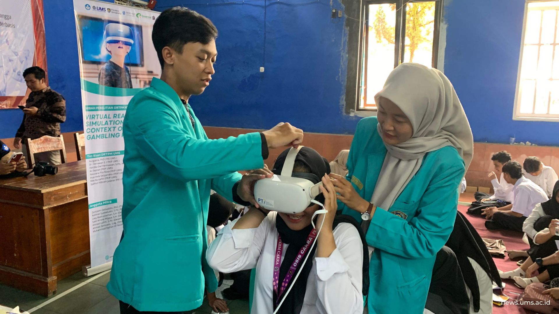 Read more about the article Cegah Penyebaran Hoax dan Judi Online, Tim Riset DRTPM UMS Sadarkan Masyarakat Melalui Virtual Reality