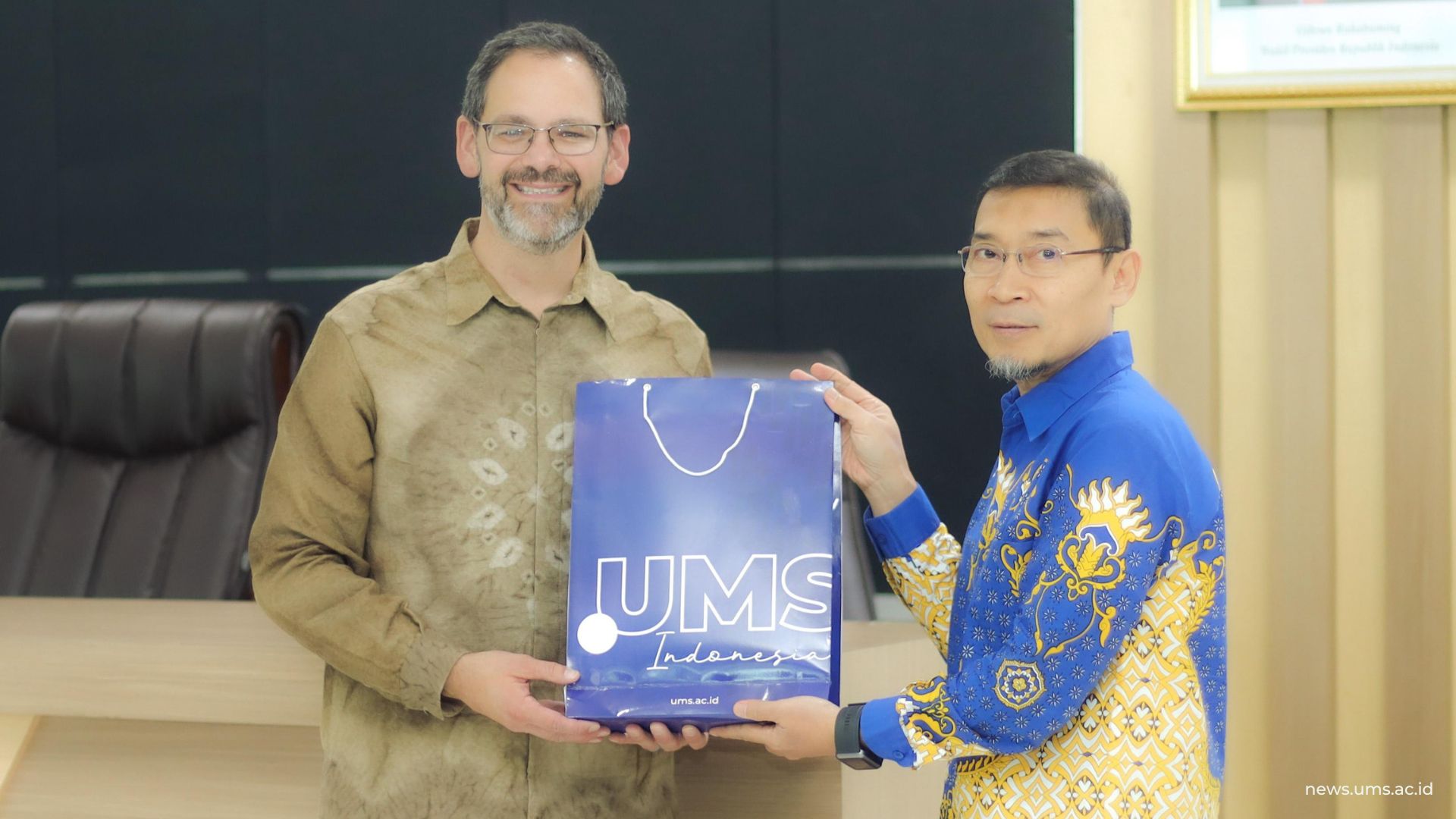 Jacob Hosier menerima kenang-kenangan yang diberikan oleh Wakil Rektor V UMS Prof. Supriyono , S.T., M.T., Ph.D.
