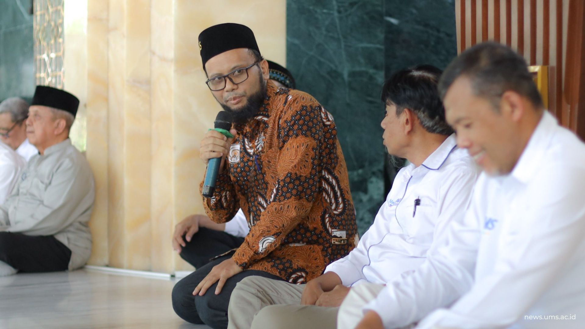 Dekan Fakultas Geografi UMS Jumadi, S.Si., M.Sc., Ph.D. memberikan sambutan sekaligus memohon doa restu demi kelancarannya dan rekan calon jemaah haji UMS menuju Tanah Suci (25/4/2025). Luqman Hakim/Humas UMS.