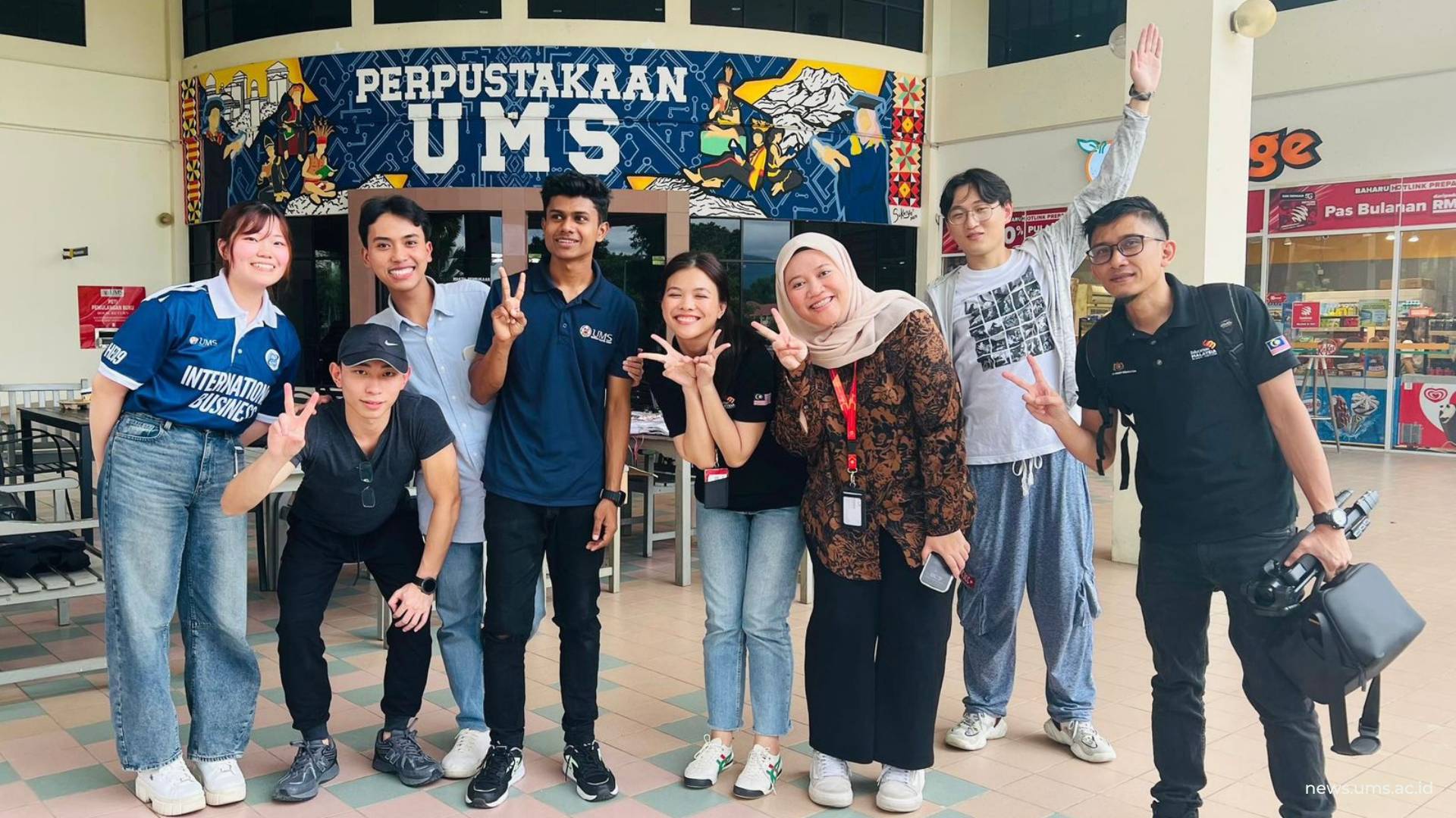 Keseruan Bagas (ketiga dari kiri) Kuliah di UMSabah, Malaysia