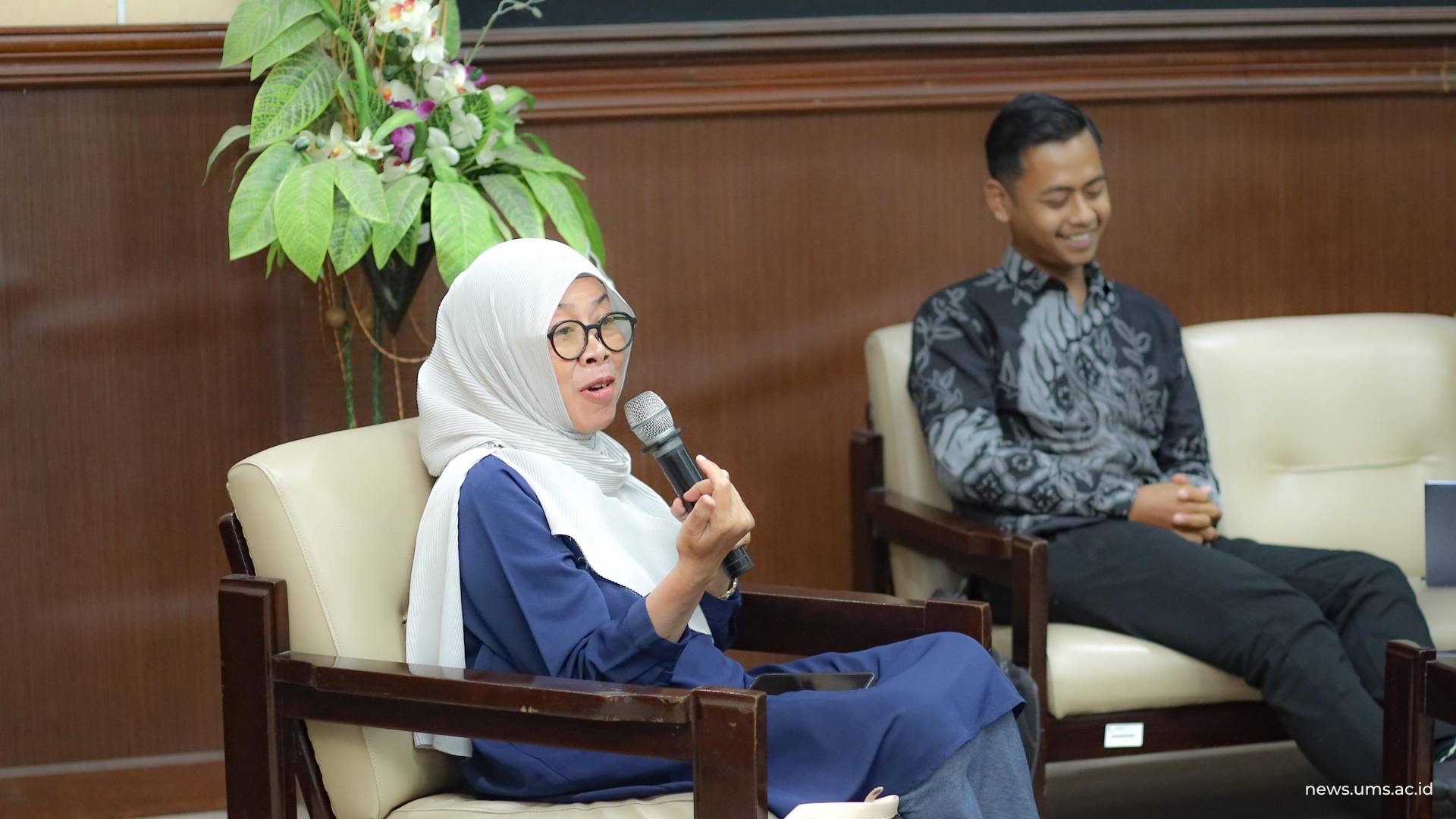 Ketua Students Mental Health and Wellbeing Support (SMHWS) UMS Dra. Partini, M.Si., Psikolog. tengah memperkenalkan fungsi dan layanan SMHWS.