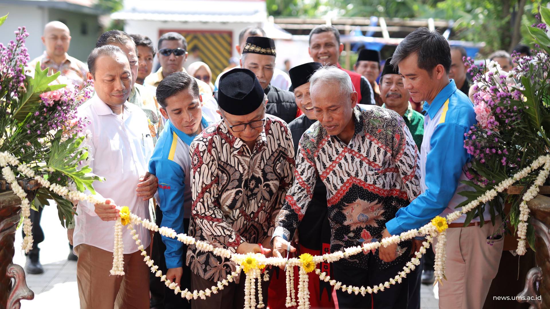 Seremoni gunting pita dilakukan oleh Ketua Pimpinan Pusat (PP) Muhammadiyah Drs. H. Ahmad Dahlan Rais, M.Hum. bersama Rektor UMS Prof. Dr. Harun Joko Prayitno, M.Hum.
