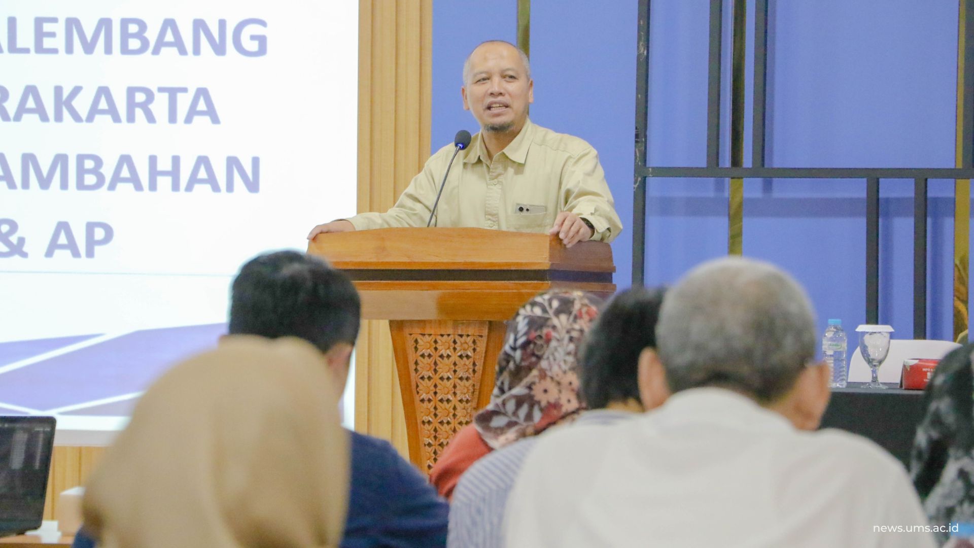 Wakil Rektor II UMS, Prof. Dr. Muhammad Da’i, S.Si., M.Si., Apt., memberikan sambutan dalam acara penyerahan SK Penyatuan AKBID Nusantara Palembang ke UMS dikota Surakarta dalam rangka penambahan prodi baru hubungan internasional & adminitrasi publik