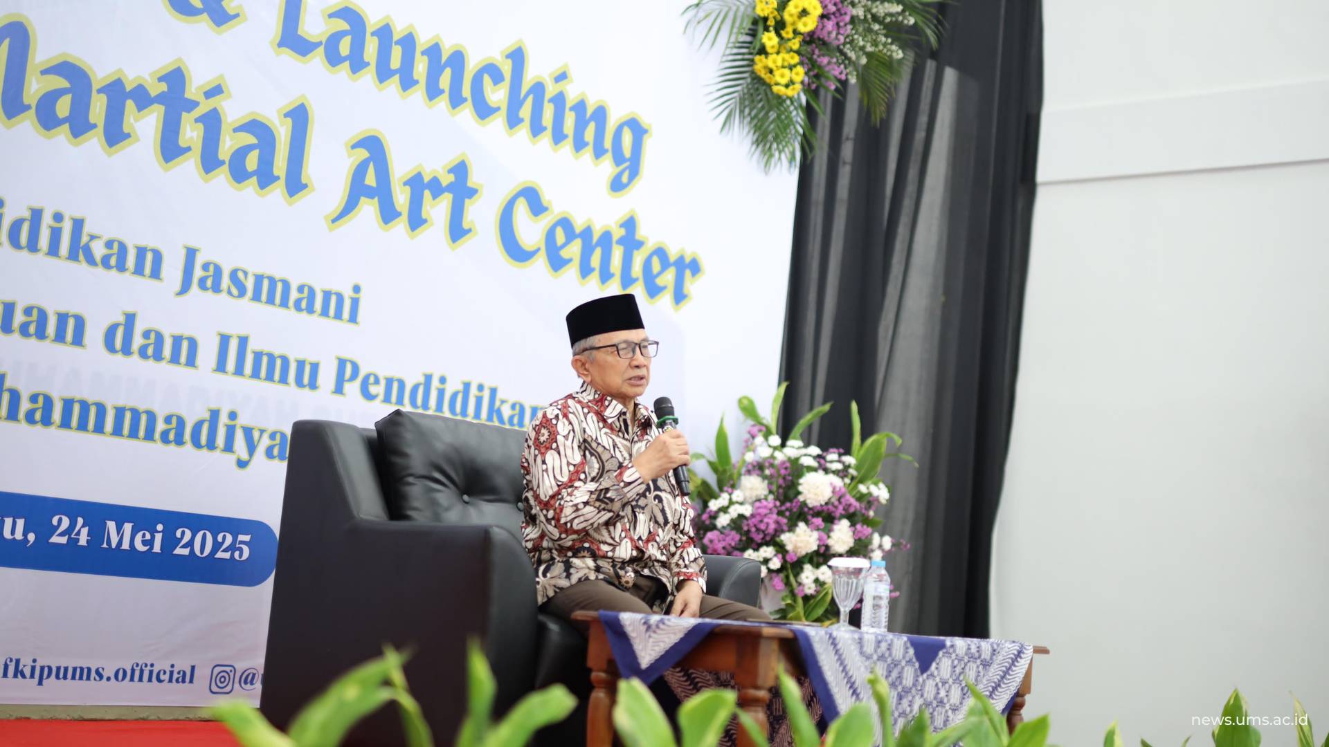 Ketua Pimpinan Pusat (PP) Muhammadiyah Drs. H. Ahmad Dahlan Rais, M.Hum. saat memberikan tausiyah pada launching Sport and Material Arts Center UMS.
