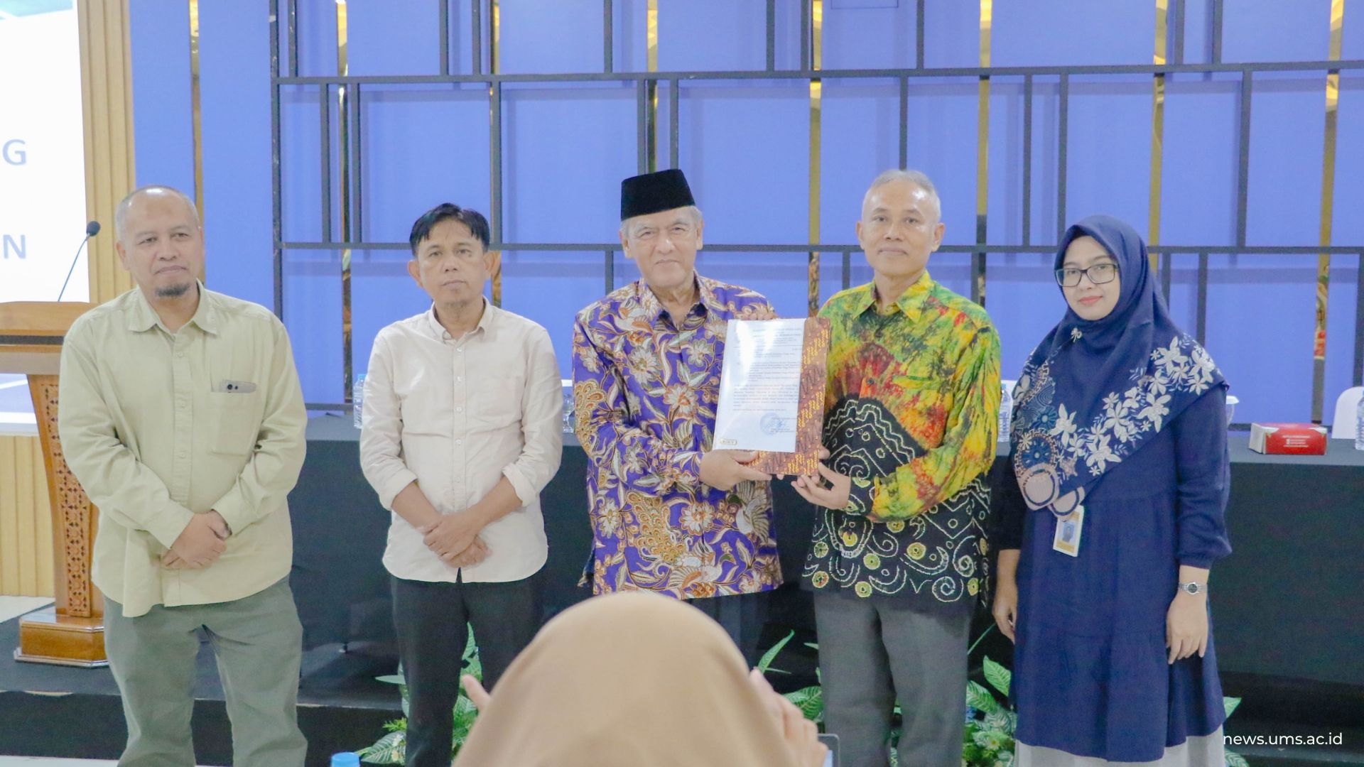 Penyerahan SK dilakukan oleh Plt. Kepala LLDIKTI Wilayah VI Jawa Tengah, Prof. Dr. Harun Joko Prayitno, M.Hum., kepada pimpinan UMS yang diterima langsung oleh Prof. Sabar Narimo, selaku perwakilan BPH UMS dan disaksikan jajaran para wakil rektor, serta pejabat struktural lainnya.