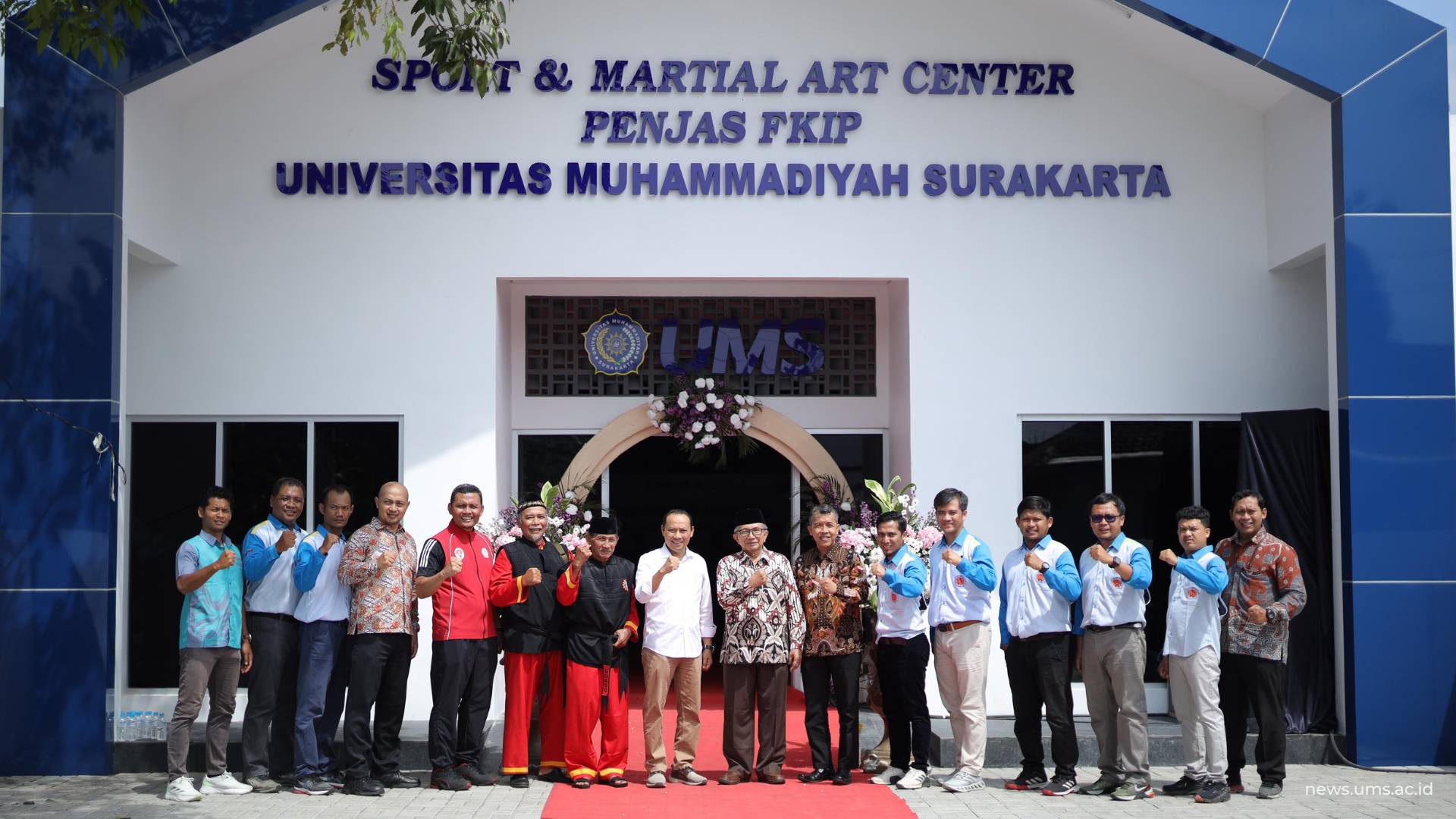 Foto bersama jajaran dosen Pendidikan Jasmani UMS, pengurus Pimpinan Wilayah Tapak Suci, Wakil Rektor III UMS Prof. Ihwan Susila, S.E., M.Si., Ph.D., dan Ketua PP Muhammadiyah Drs. H. Ahmad Dahlan Rais, M.Hum.