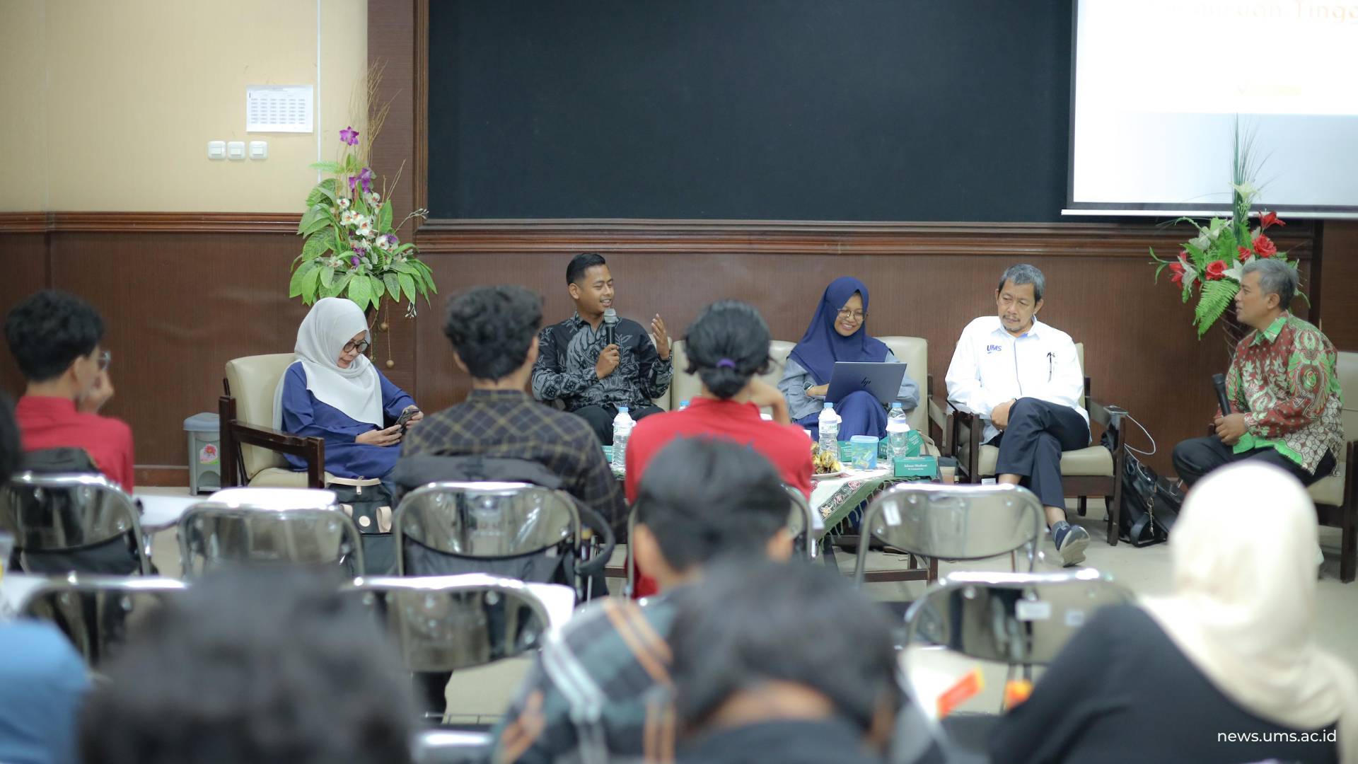 Para pembicara dalam talkshow tengah memaparkan perlindungan mahasiswa dari tindak kekerasan.