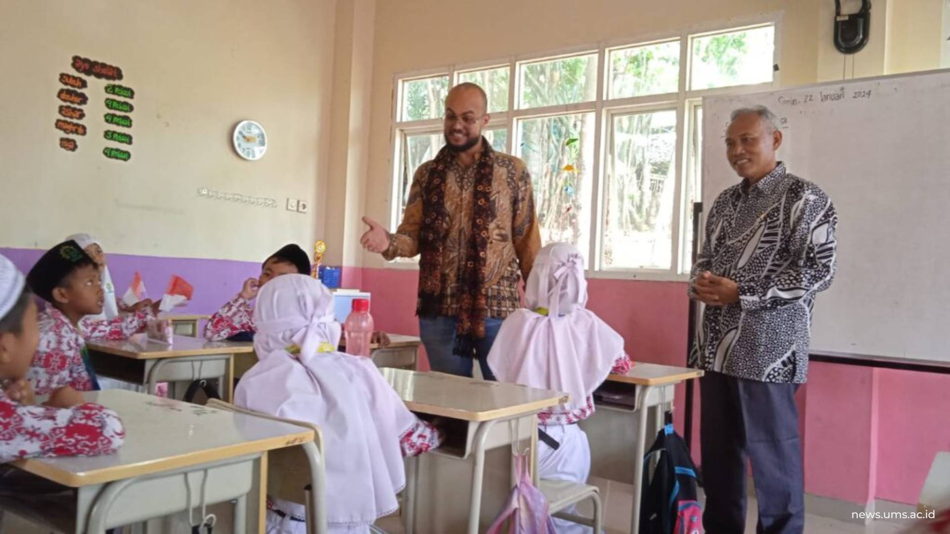 Prof Harun bersama mahasiswa asing mengajar di MIM AKA MojogedangDok. MIM AKA Mojogedang