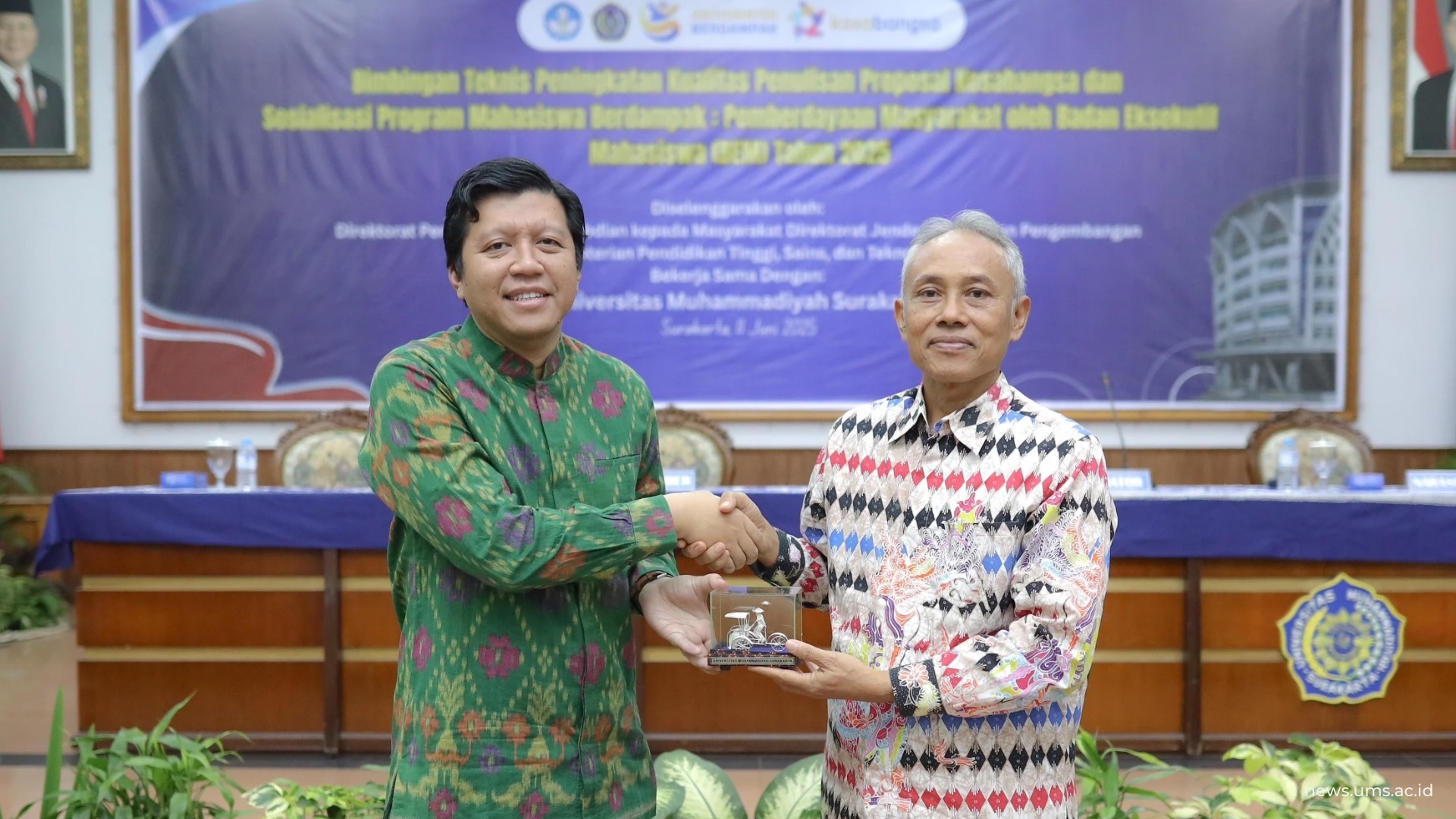 Penyerahan cenderamata oleh Rektor UMS kepada Ketua Tim Pengabdian kepada Masyarakat Lutfi Ilham Ramdhani, S.Sos.