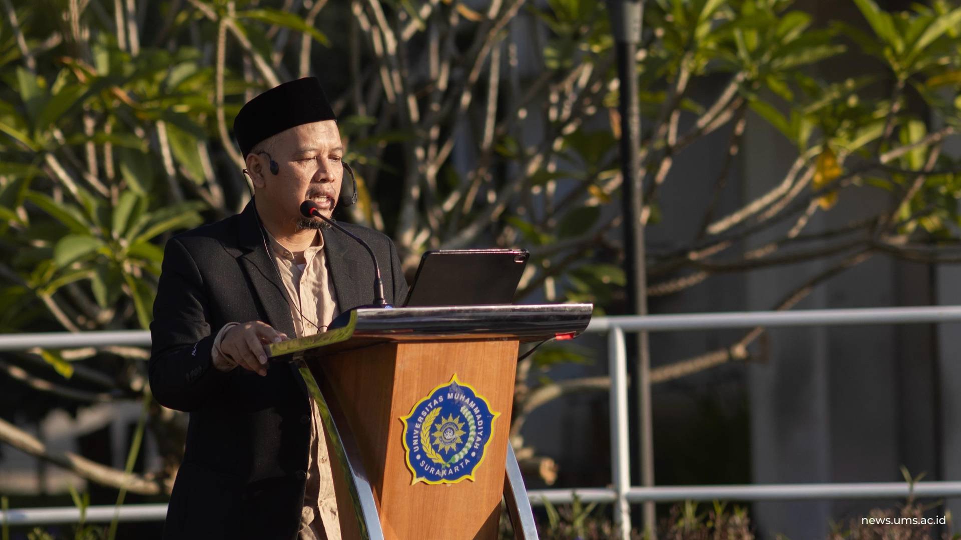 Prof. Dr. apt. Muhammad Da’i, M.Si. menerangkan materi tentang nilai-nilai pengorbanan dalam kisah Nabi Ibrahim dan Nabi Ismail. Dok. Humas UMS
