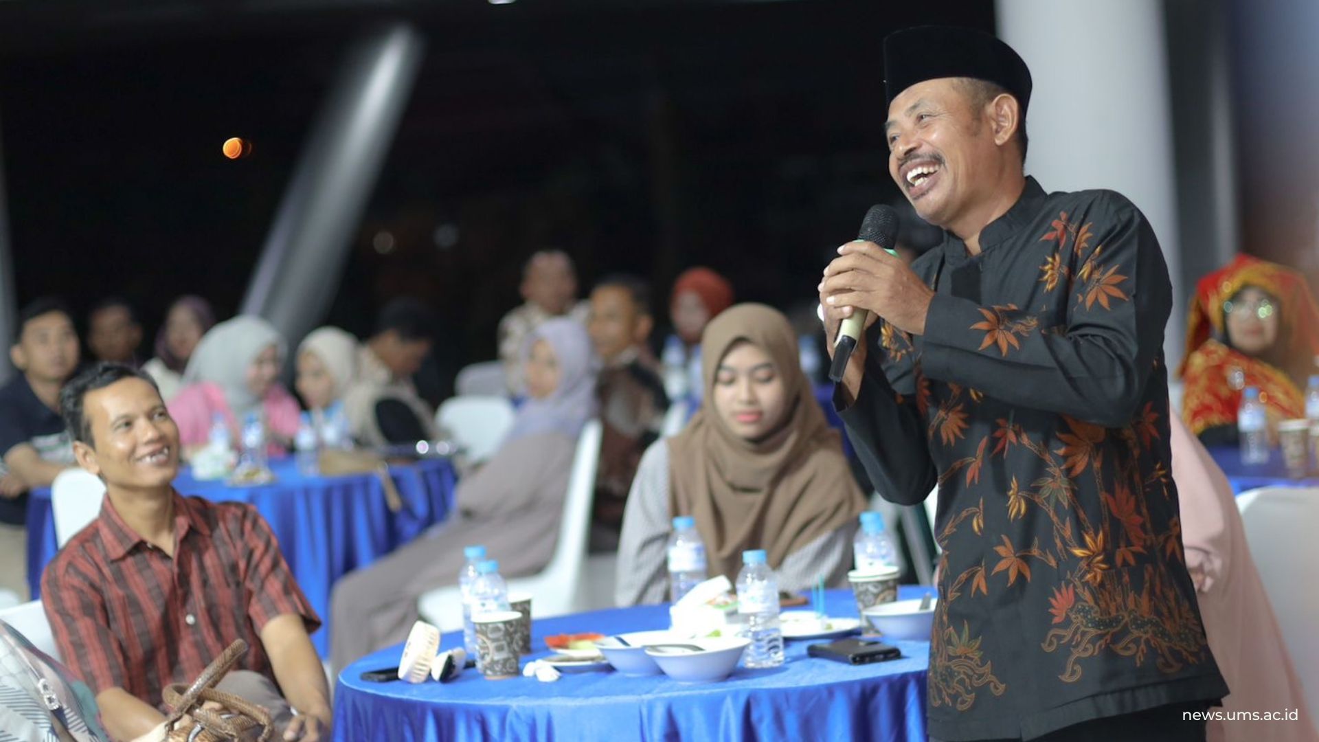 Orang tua Ria Nata, Sardi saat berdialog dengan Rektor UMS