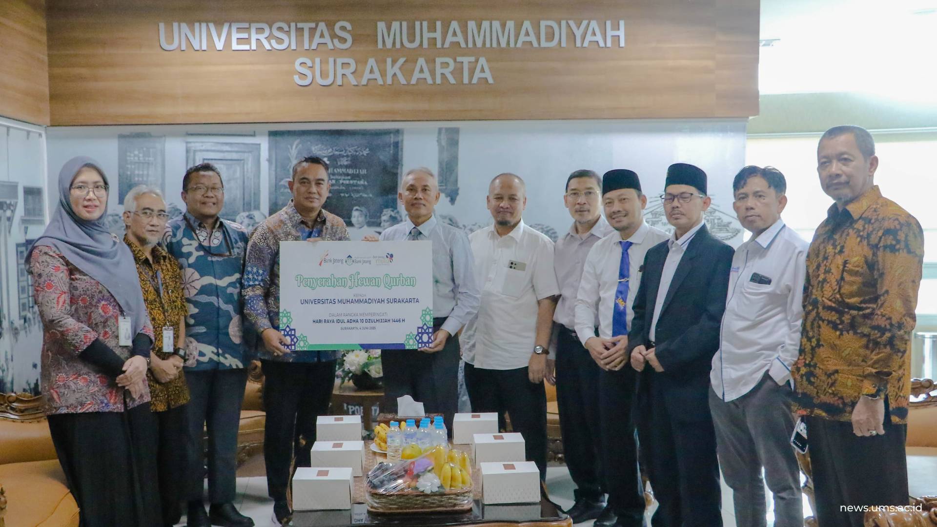 Foto bersama Rektor UMS bersama Jajaran Pimpinan Univeristas dengan Direktur Utama Bank Jateng beserta rombongan