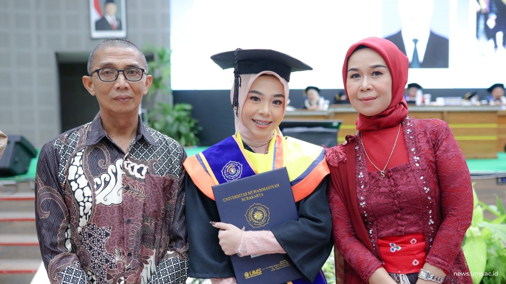 Clarisca Audyta Permata bersama kedua orang tuanya. Luqman Hakim/Humas UMS