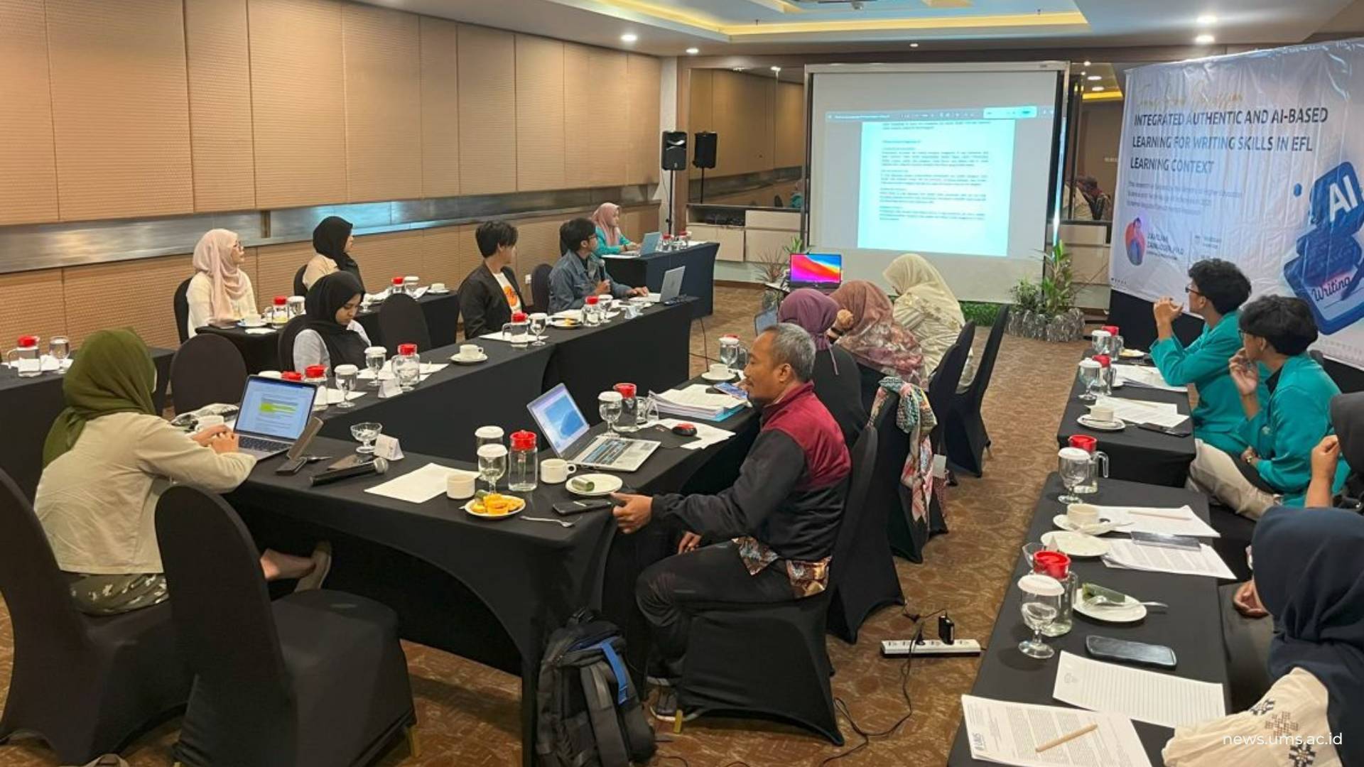 Tim Riset AI in Education saat menggelar Focus Group Discussion (FGD) bertajuk “Integrated Authentic and AI-based Learning for Writing Skills in EFL Learning Context” di Hotel Aston, Surakarta.