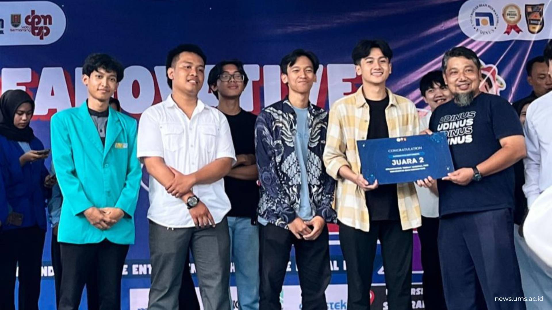 5 anggota Tim ToCOFFEE UMS saat menerima Juara 2 kategori Pitch Deck dalam ajang Creanovative Nasional yang digelar di Universitas Dian Nuswantoro (UDINUS) Semarang.