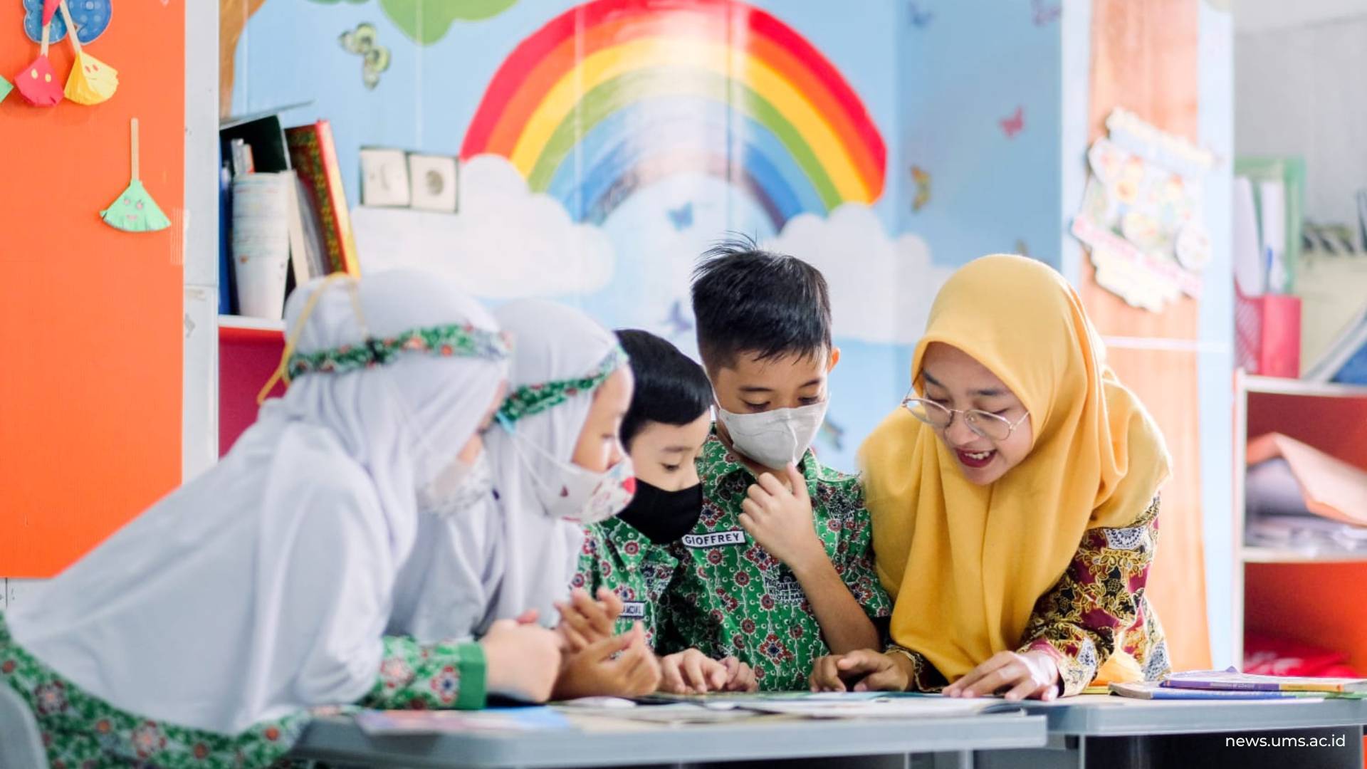 Ilustrasi guru mendampingi siswa untuk belajar