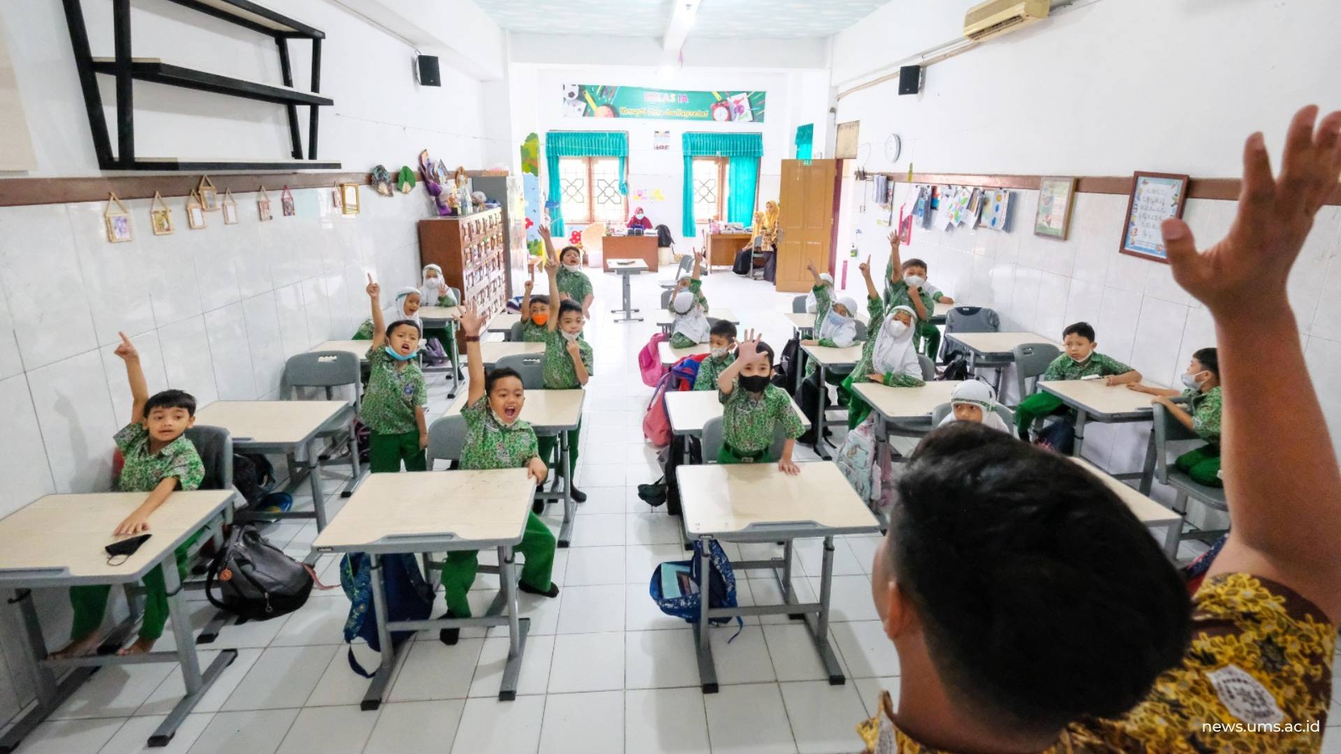 Ilustrasi mahasiswa PGSD saat mengajar. (Foto: Humas UMS)