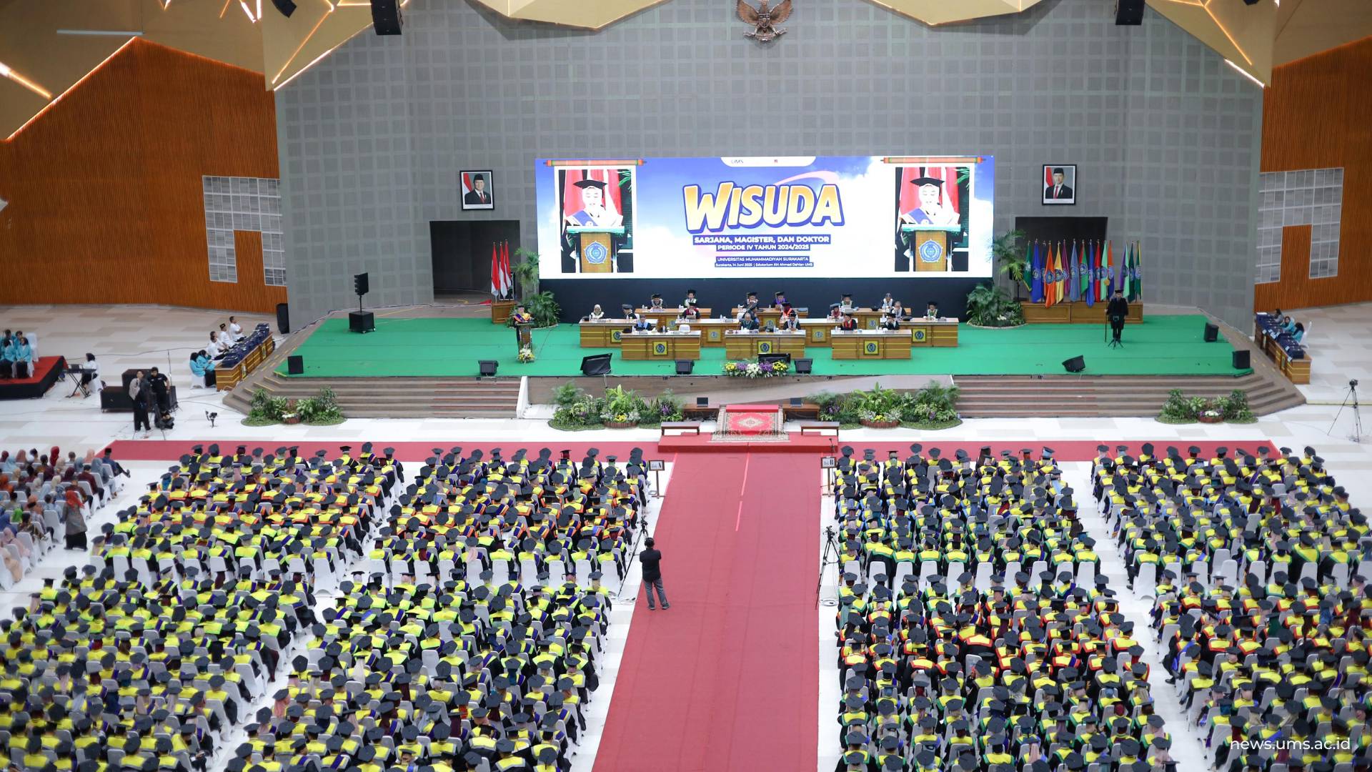 Wisudawan/ti UMS Periode IV Tahun Akademik 2024/2025 di Edutorium KH Ahmad Dahlan UMS. Foto: Luqman Hakim