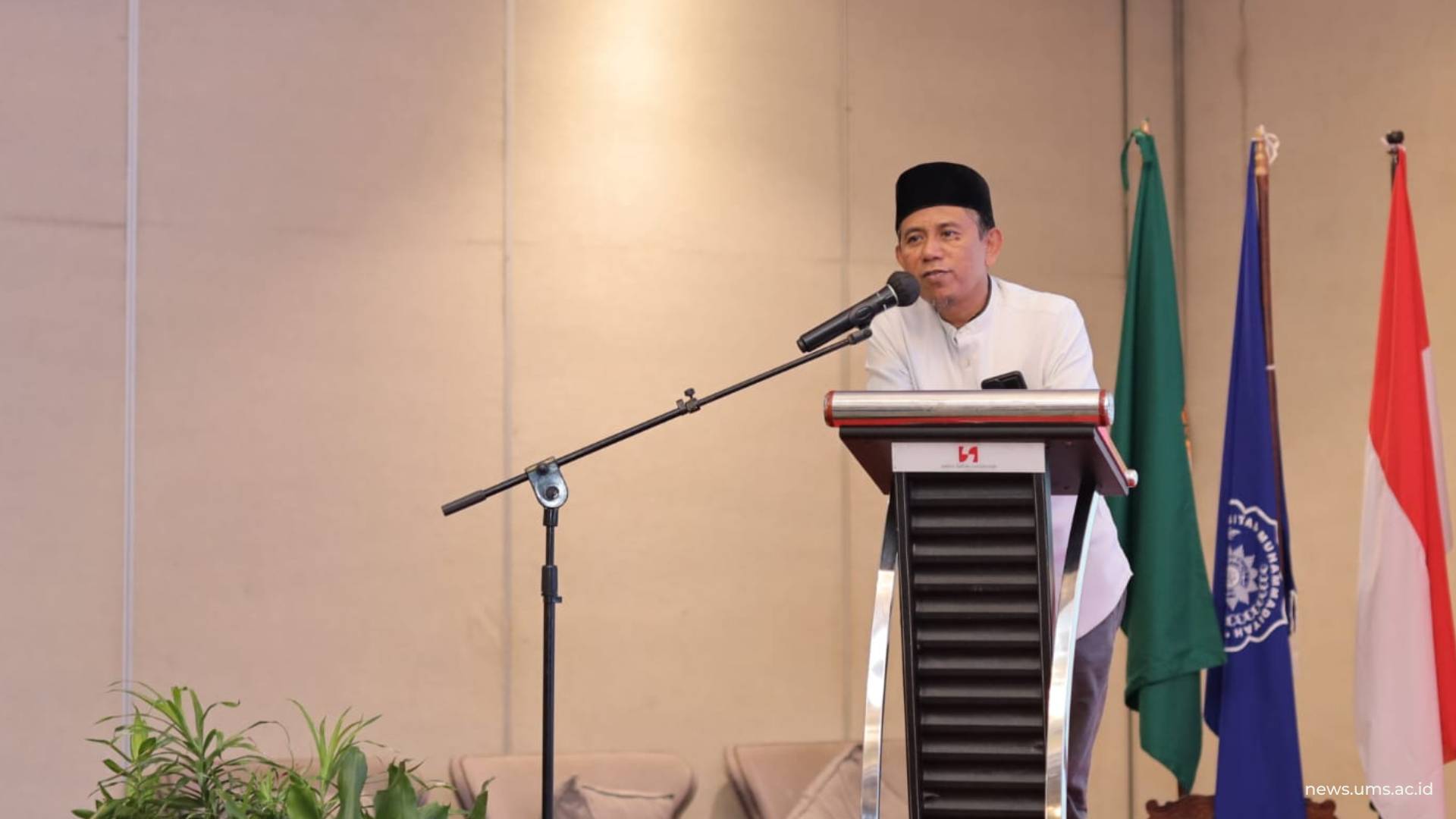 Wakil Rektor IV UMS Prof. Dr. dr. Em Sutrisna saat memberikan sambutan