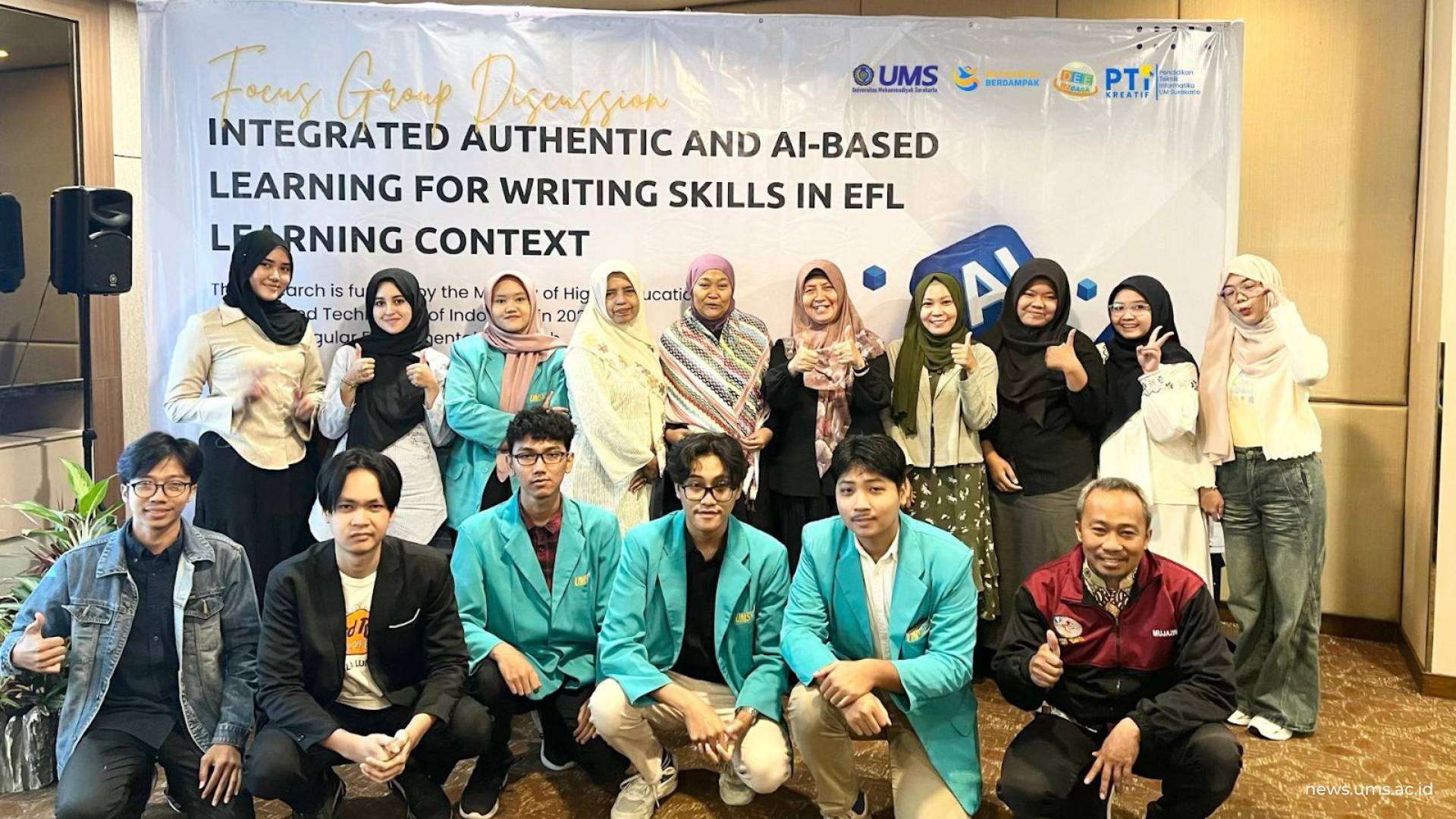 Foto bersama peserta Tim Riset AI in Education menggelar Focus Group Discussion (FGD) bertajuk “Integrated Authentic and AI-based Learning for Writing Skills in EFL Learning Context” di Hotel Aston, Surakarta.
