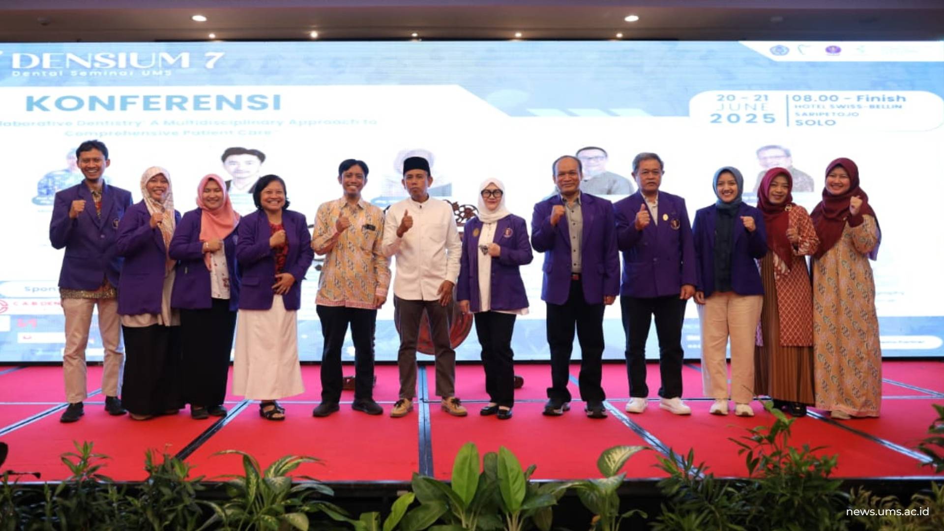 Foto bersama penyelenggaraan Densium 7 FKG UMS di Hotel Swiss-Bell in Saripetojo Solo