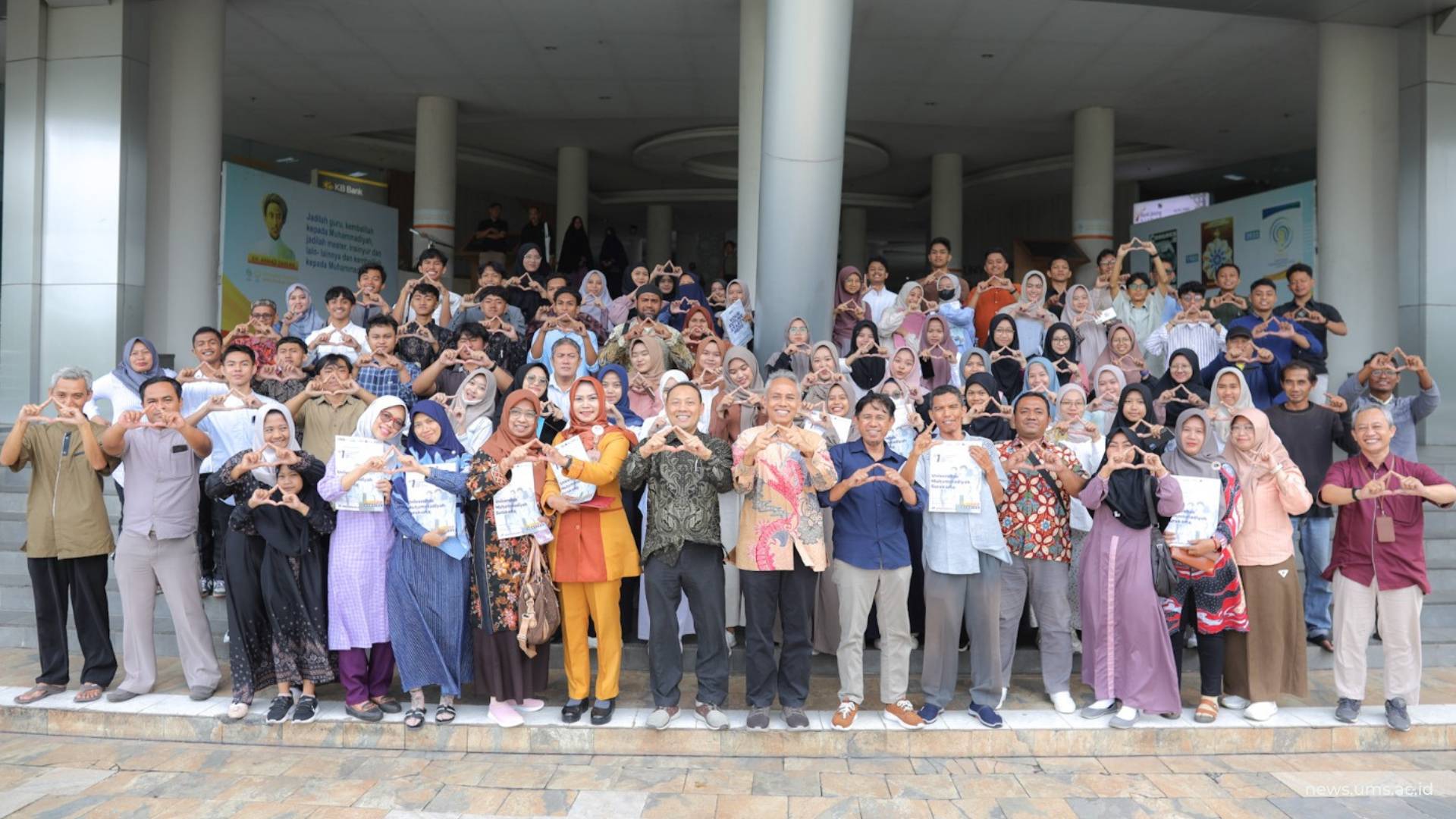 Penerima beasiswa Batch 2 UMS dan OSC beserta orang tua foto bersama dengan Rektor dan Wakil Rektor UMS di depan Gedung Induk Siti Walidah. Dok Luqman Hakim