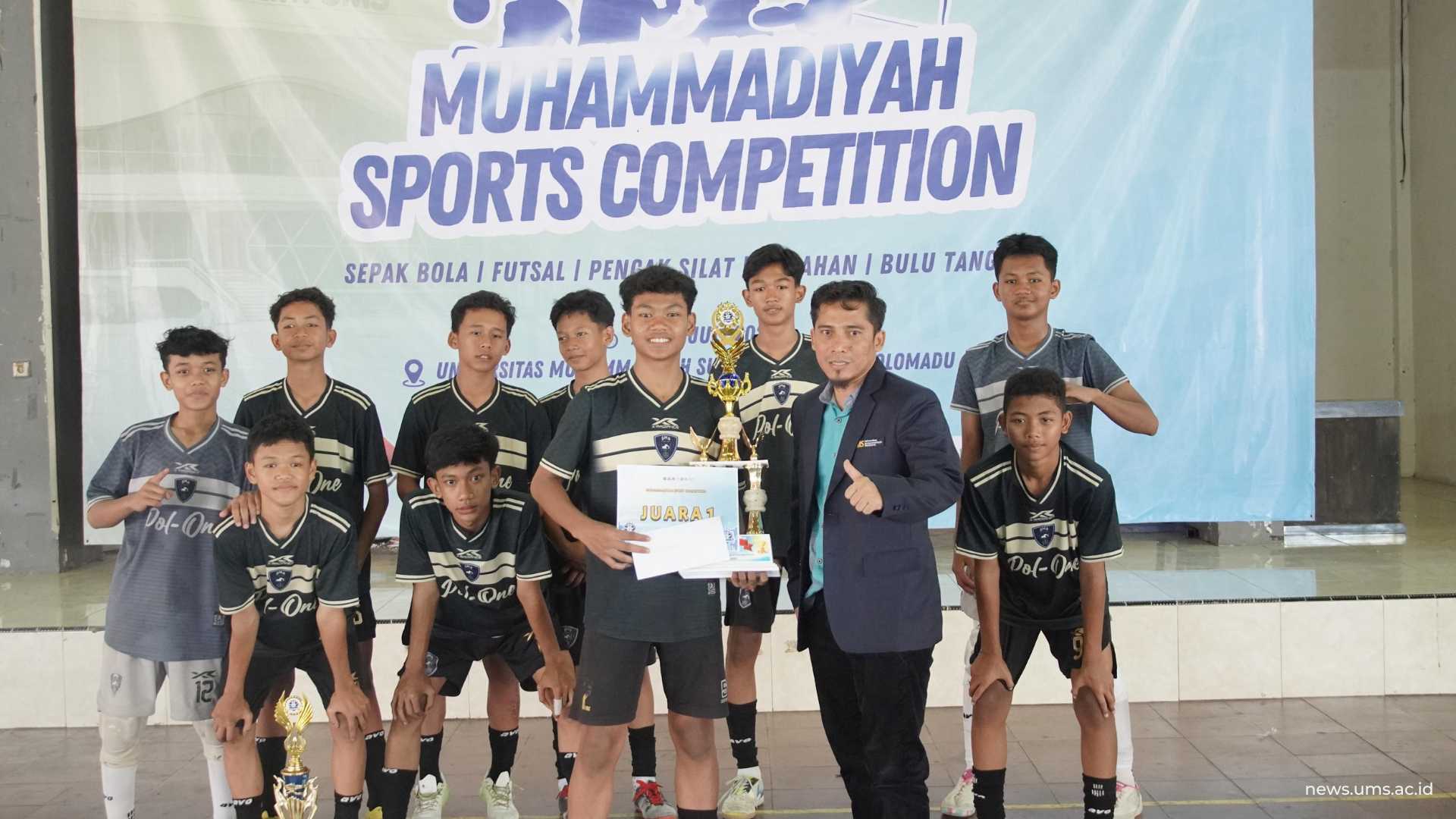 Penyerahan piala kepada juara 1 lomba futsal MSC 2025, SMP N 1 Polokarto.