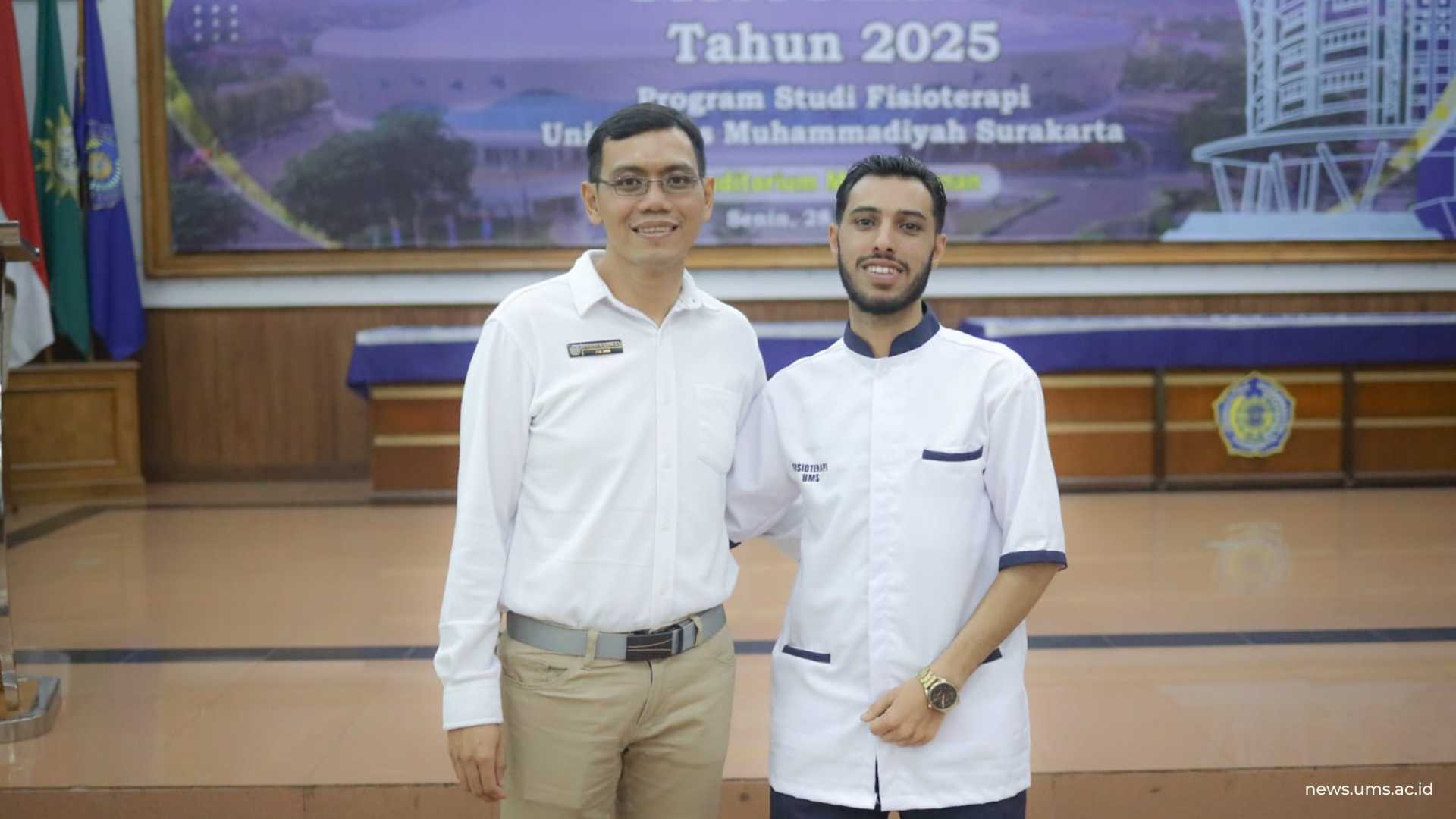 Kaprodi Fisioterapi UMS, Farid Rahman, SSt.FT., M.Or., foto bersama dengan Asem Abdullah, mahasiswa asal Yaman