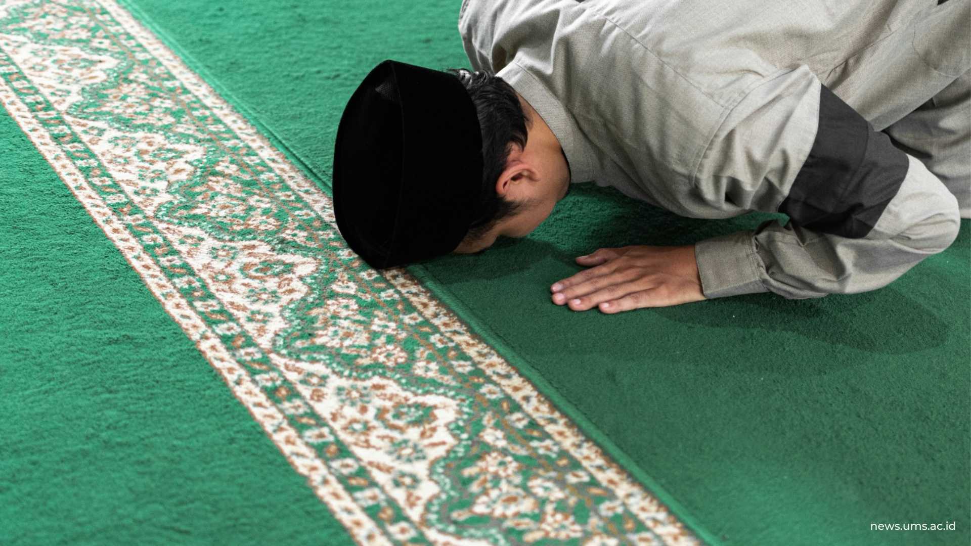 Potret orang sujud. (Foto: Unsplash)