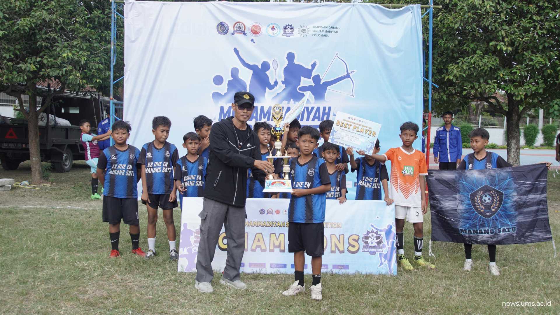 Penyerahan piala juara pertama lomba sepak bola MSC 2025 kepada SD N 1 Manang.