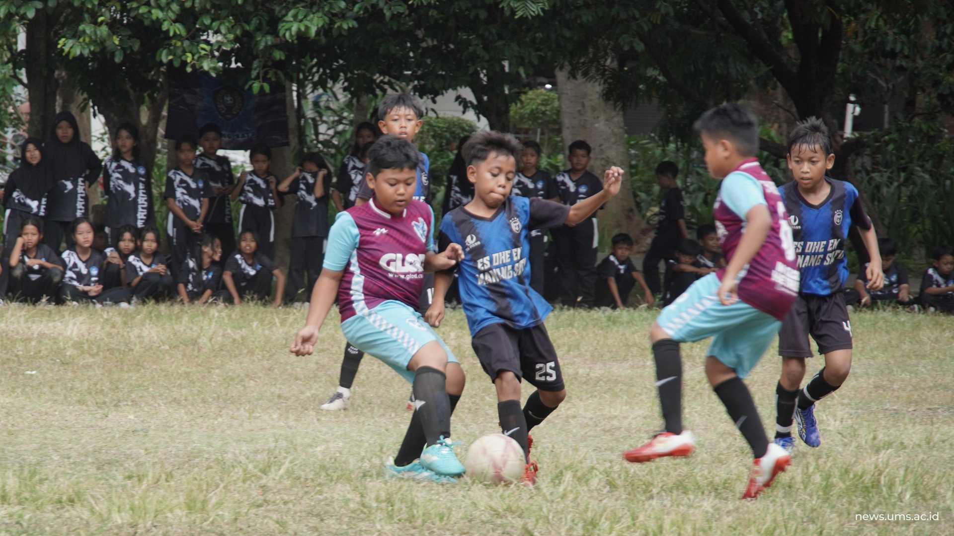 Suasana babak final pertandingan sepak bola Muhammadiyah Sports Competition 2025 di Lapangan Kampus II UMS, Selasa (29/7).
