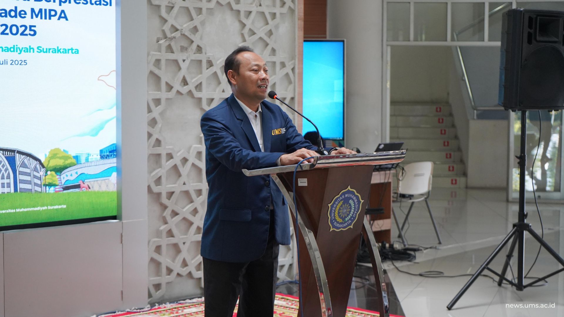 Wakil Rektor I UMS Prof. Ihwan Susila, S.E., M.Si., Ph.D. saat memberikan sambutan.