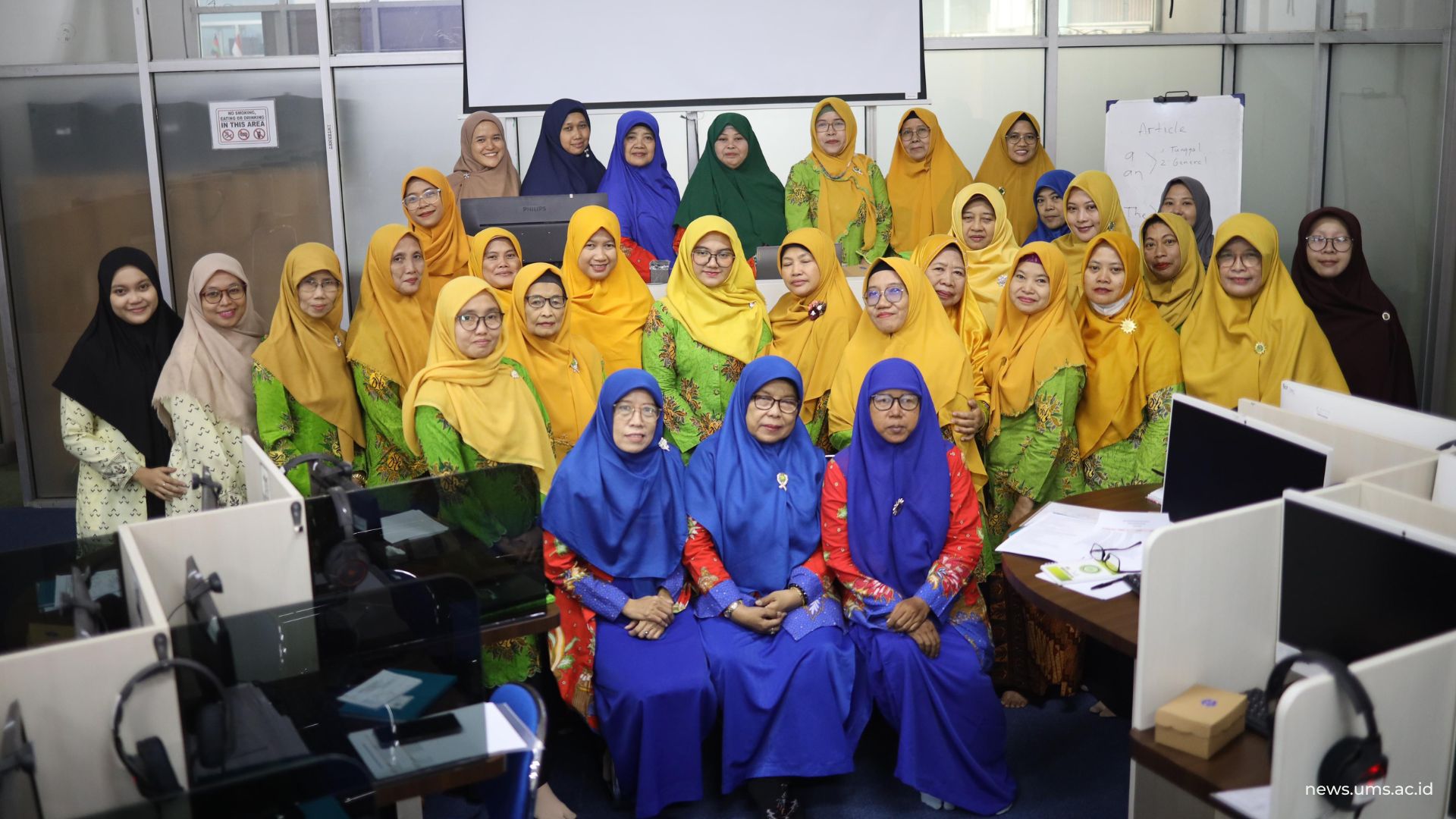 Jajaran bendahara Ranting Aisyiyah se-Kartasura yang mengikuti Pelatihan Penggunaan Excel di Laboratorium Bahasa LBIPU UMS, Sabtu (26/7).