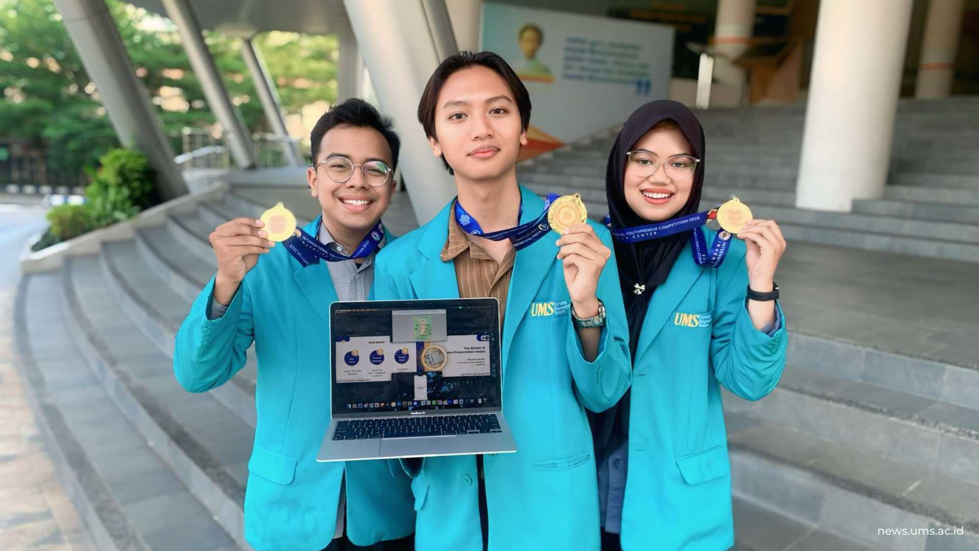 Tim mahasiswa UMS (dari sebelah kiri), Arief Surya Adhi, Dizzo Violeta, Salsabila Khoirun Nisa, berhasil meraih Gold Medal dan Spesial Award pada GYIC 2025