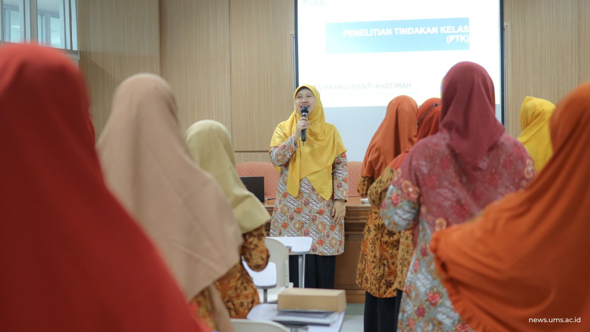 Materi pertama disampaikan oleh Rita Pramujiyanti Khotimah M.Sc., Ph.D.