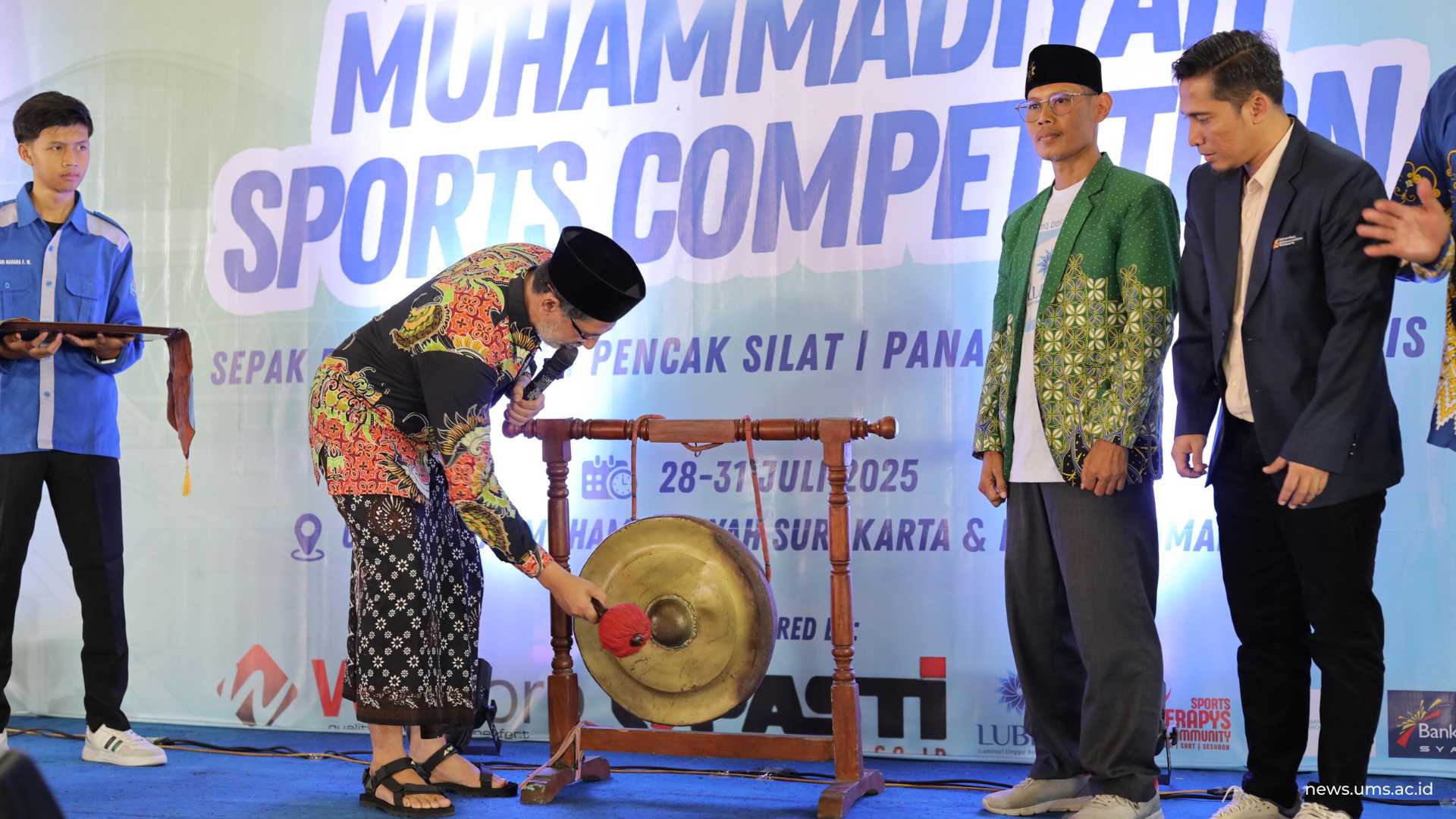 Pemukulan gong yang menandai pembukaan Muhammadiyah Sport Competition 2025 oleh Ketua PDM Karanganyar Muhammad Arif Babher, S.Ag., M.Pd.