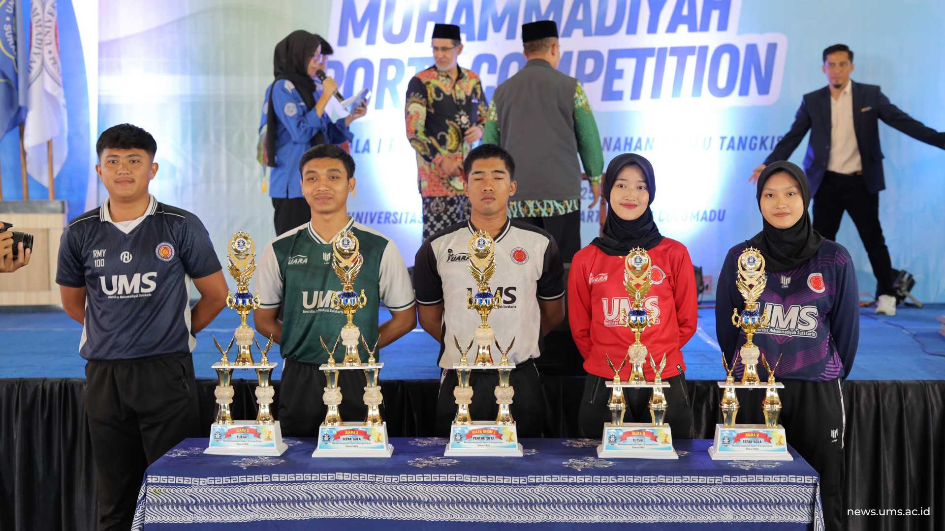 Deretan piala untuk para pemenang masing-masing cabang olahraga.