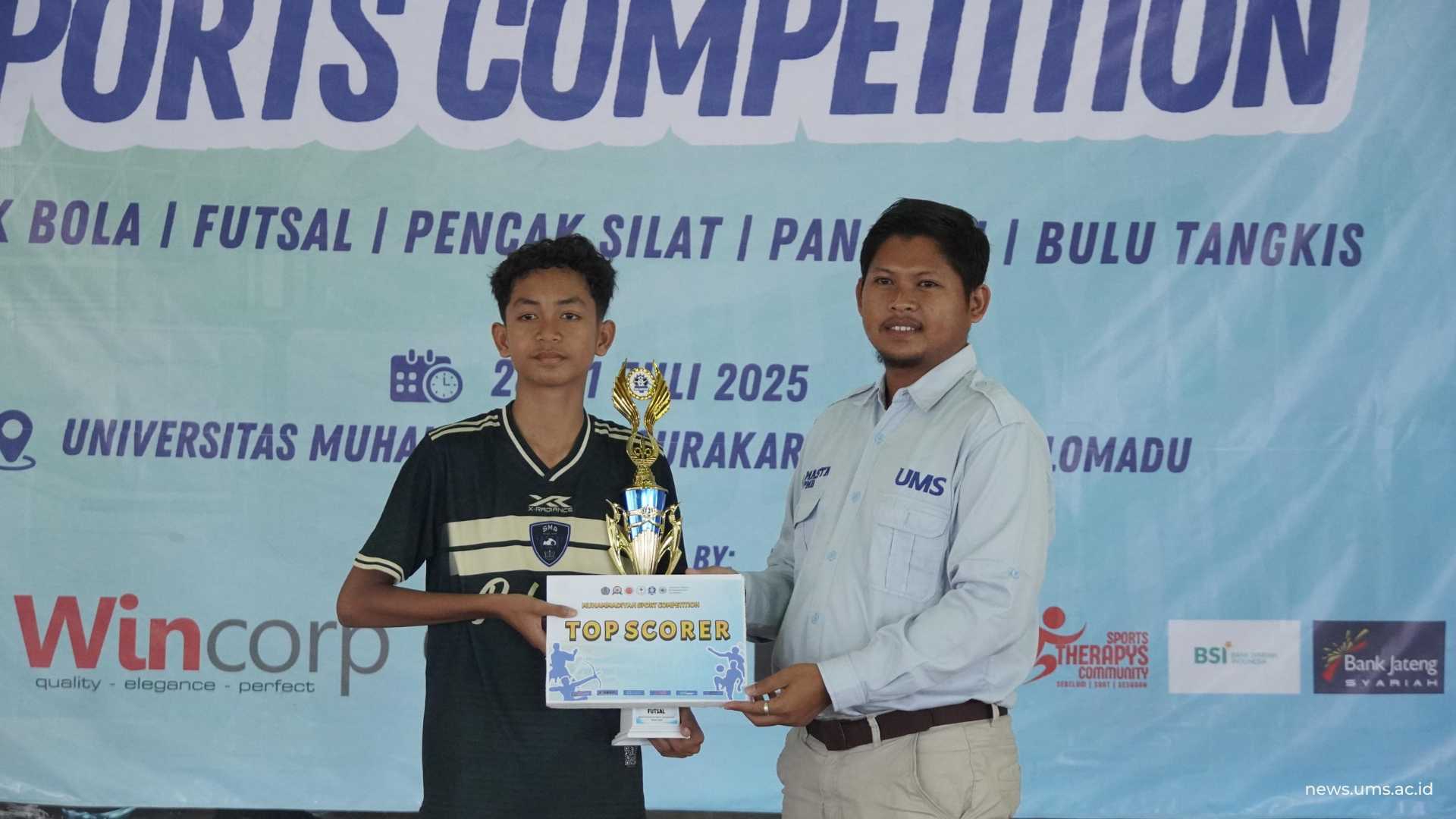 Penyerahan piala kepada juara 1 lomba futsal MSC 2025, SMP N 1 Polokarto.
