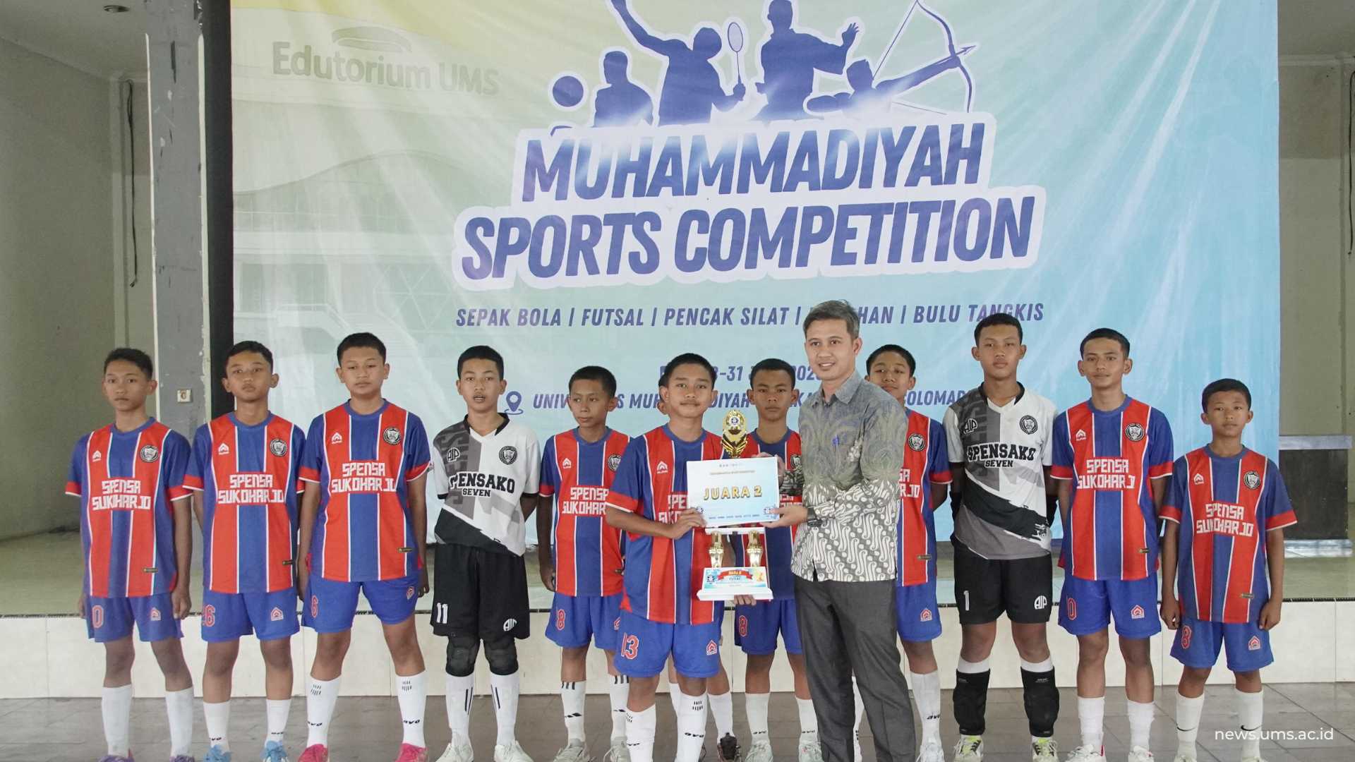 Penyerahan piala kepada juara 2 lomba futsal MSC 2025, SMP N 1 Sukoharjo.
