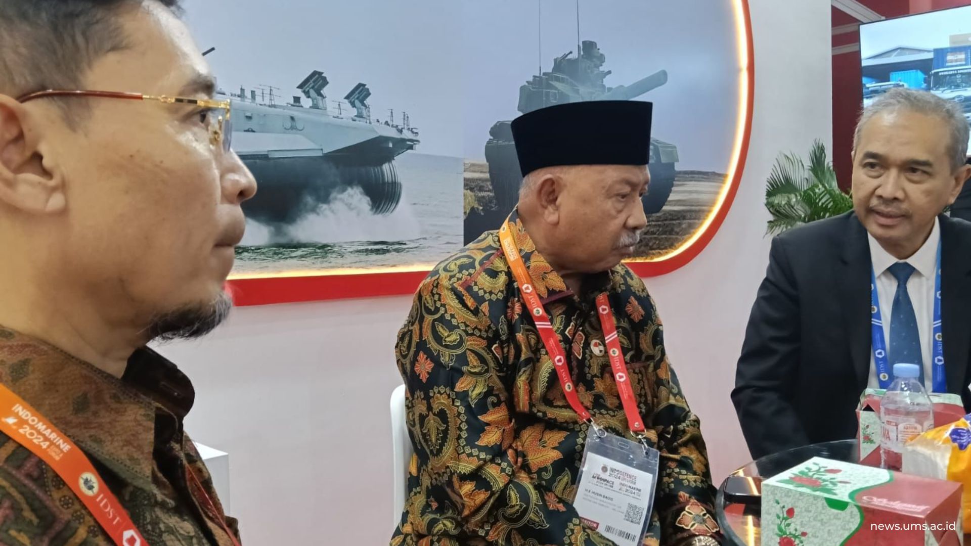Wakil Rektor V UMS, Prof. Supriyono, S.T., M.T., Ph.D., (kiri) bertemu langsung dengan Duta Besar Republik Indonesia untuk Uni Emirat Arab, Husin Bagis (tengah) dalam ajang The 10th Indonesia’s Official Tri-Service Defence Aerospace, Maritime and Security Event di Jakarta