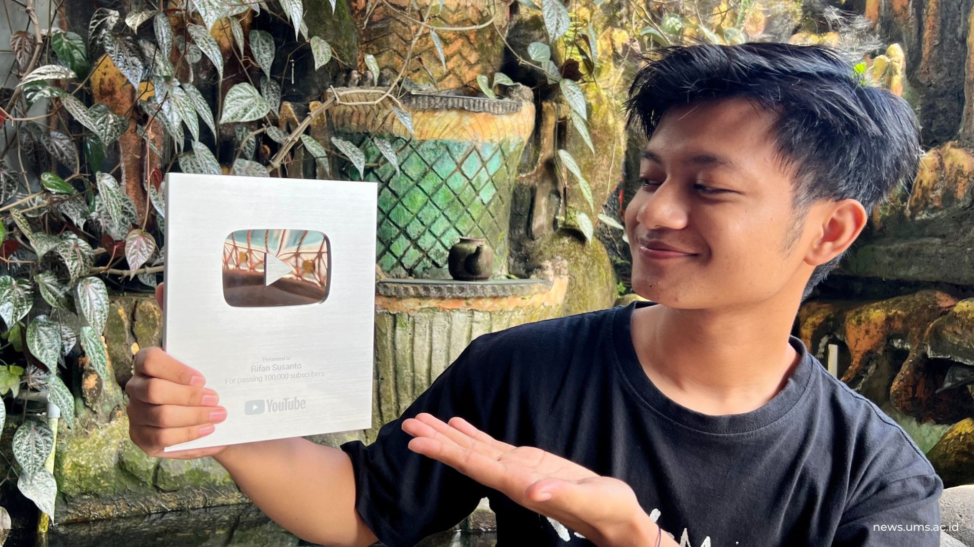 Mahasiswa Arsitektur UMS, Rivan mendapatkan Silver Play Button dari Youtube pada channel youtubenya