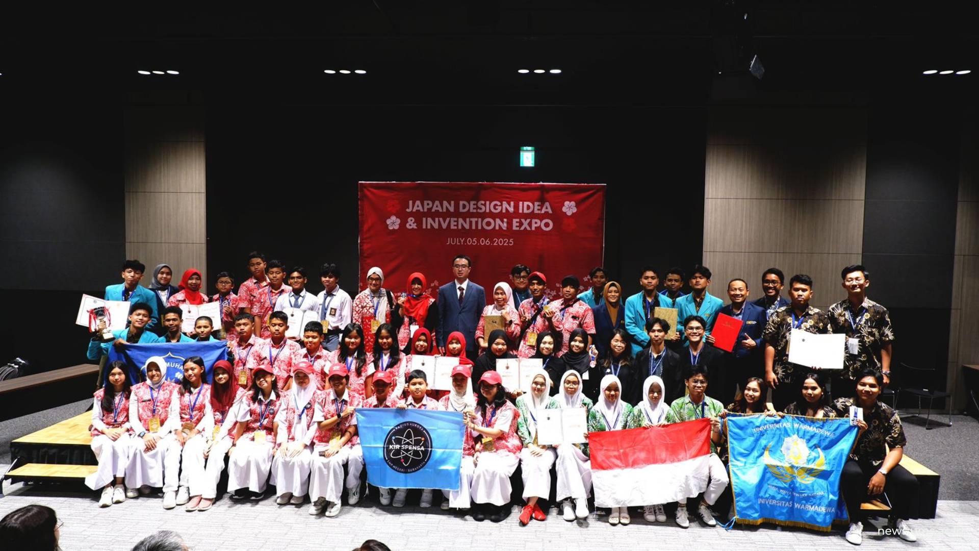 Tim MedLink-Smart UMS foto bersama seluruh peserta dalam ajang JDIE 2025
