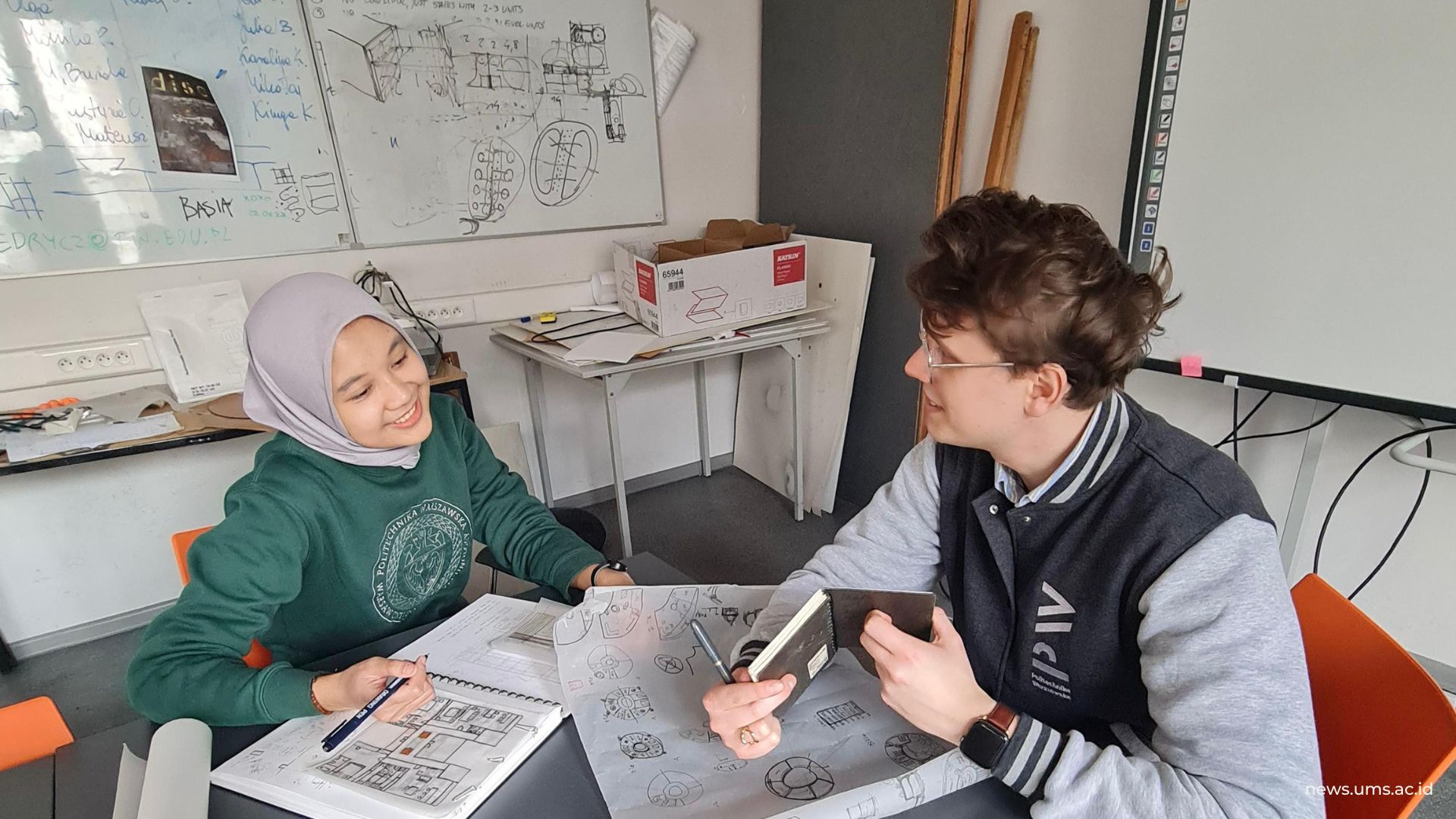 (kiri) Alumni Arsitektur UMS, Nisrina Dayita saat diskusi di kelas