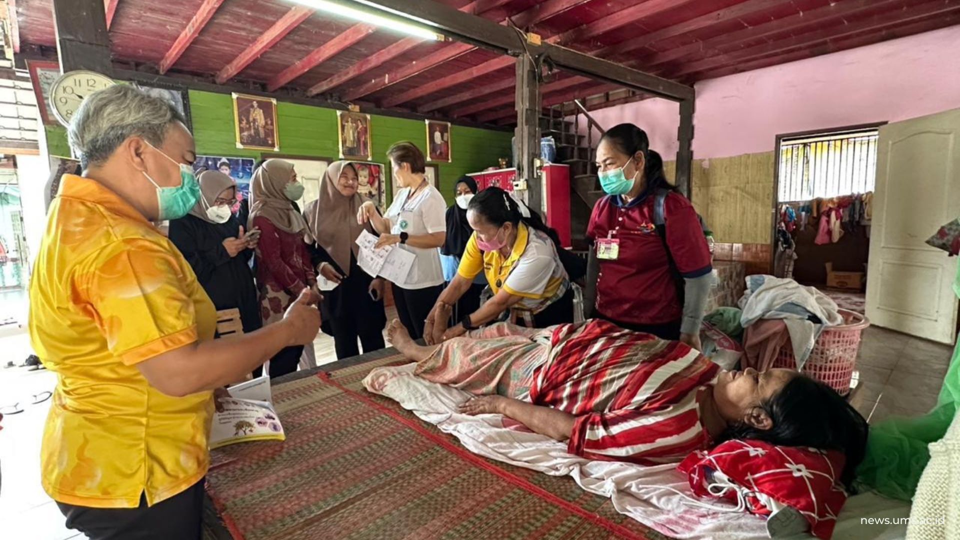 Mahasiswa Magister Fisioterapi UMS tengah mencermati pelayanan yang dilakukan fisioterapis Thailand, dalam kegiatan community home healthcare di salah satu rumah pasien fisioterapi.