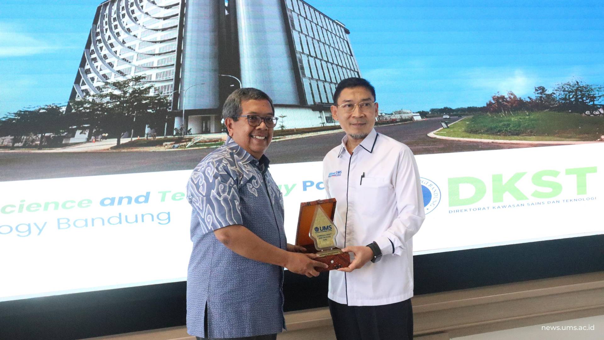 Penyerahan Cinderamata dari UMS ke DKST ITB