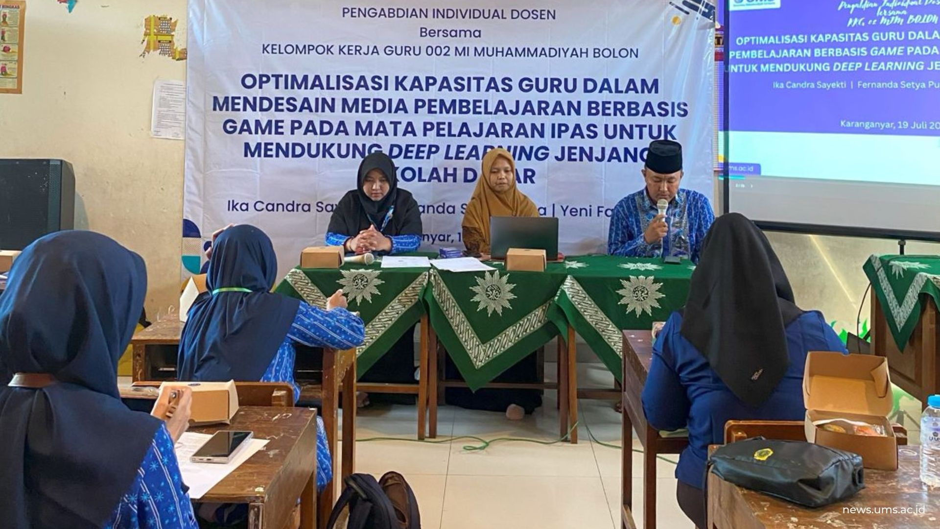 (Tengah) Dosen Program Studi Pendidikan Guru Sekolah Dasar (PGSD), Ika Candra Sayekti, S.Pd., M.Pd., saat melaksanakan program pelatihan di Madrasah Ibtidaiyah Muhammadiyah (MIM) Bolon, Boyolali.
