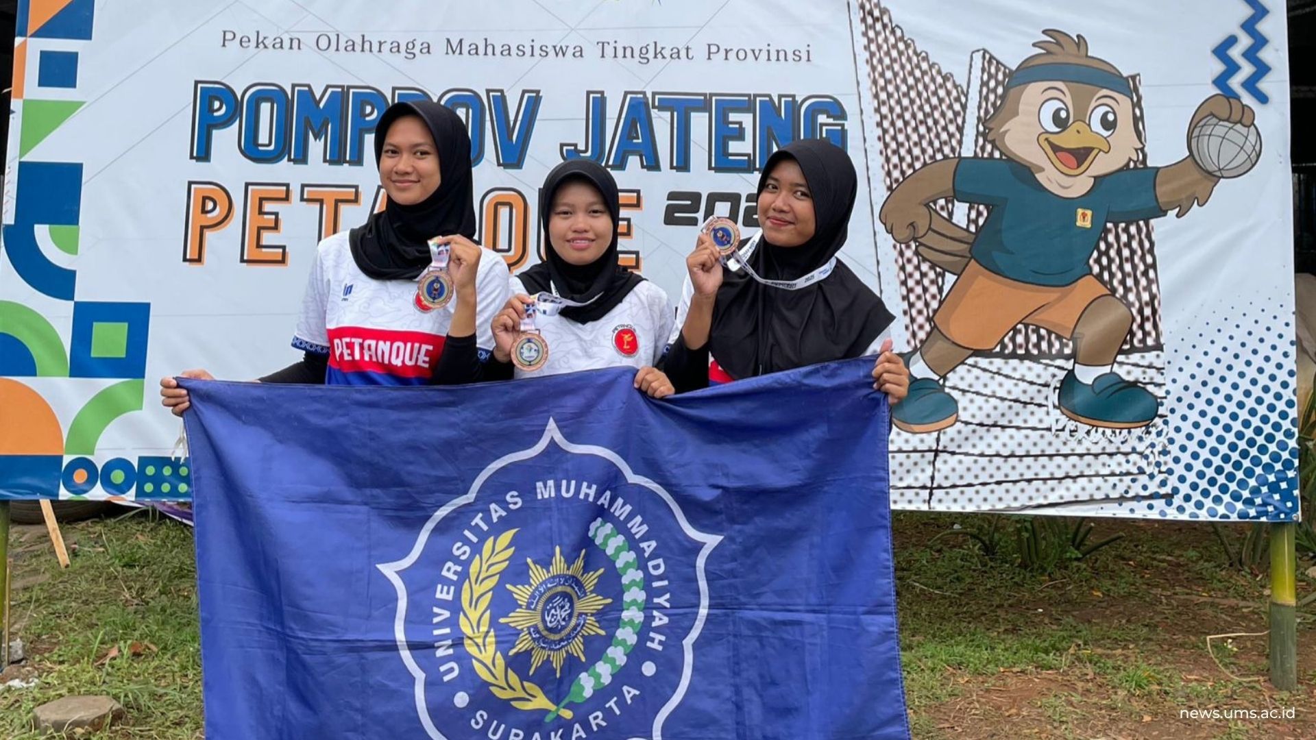 Tim Pentaque UMS nomor Triple Women